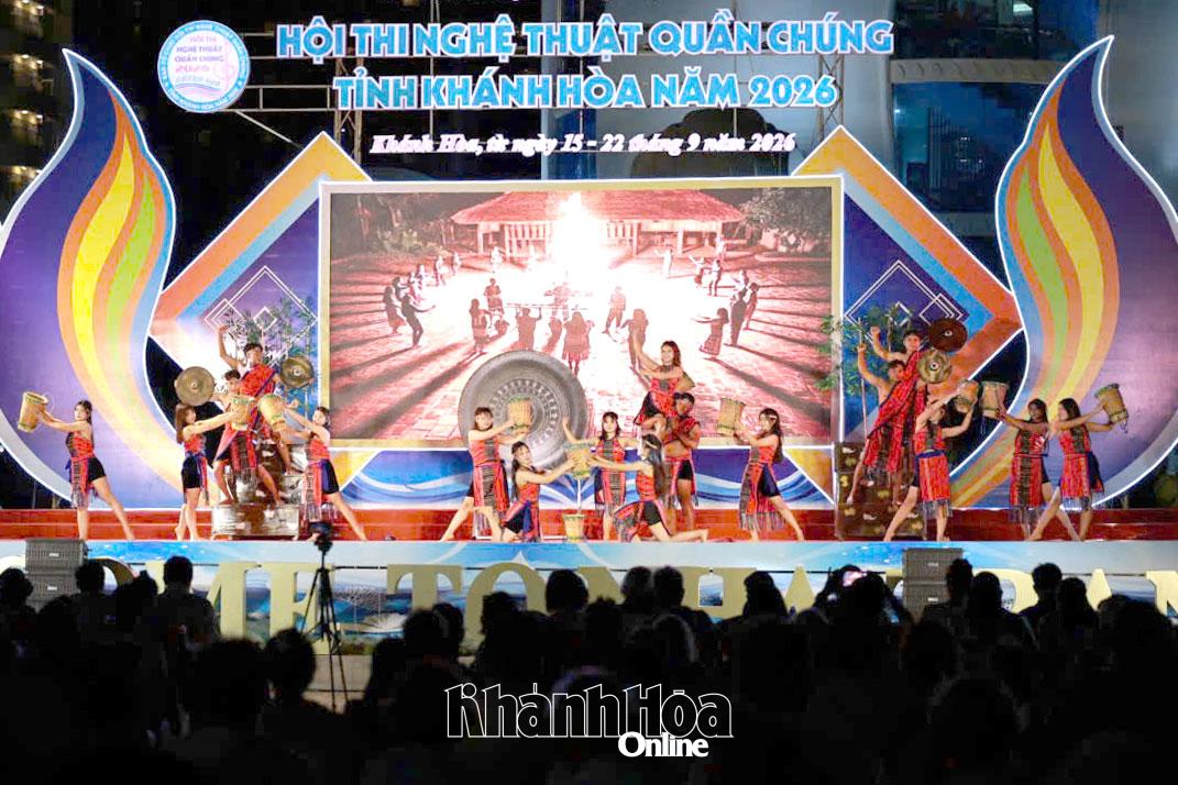 Tiết mục văn nghệ do Đoàn nghệ thuật quần chúng xã Tây Khánh Sơn biểu diễn.