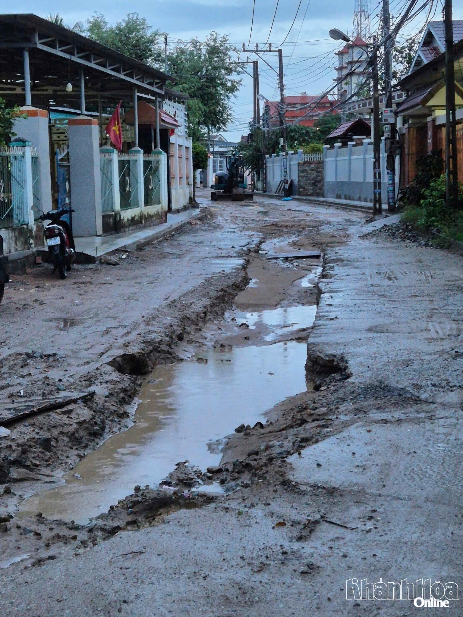 Nhiều đoạn trên đường Trương Định đang thi công bị sụt lún, lầy lội và đọng nước.&nbsp;