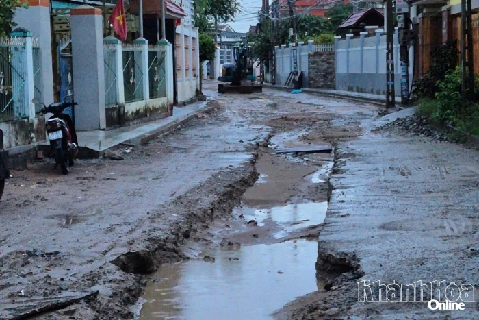 Đường Trương Định ở phường Bảo An sụt lún sau mưa