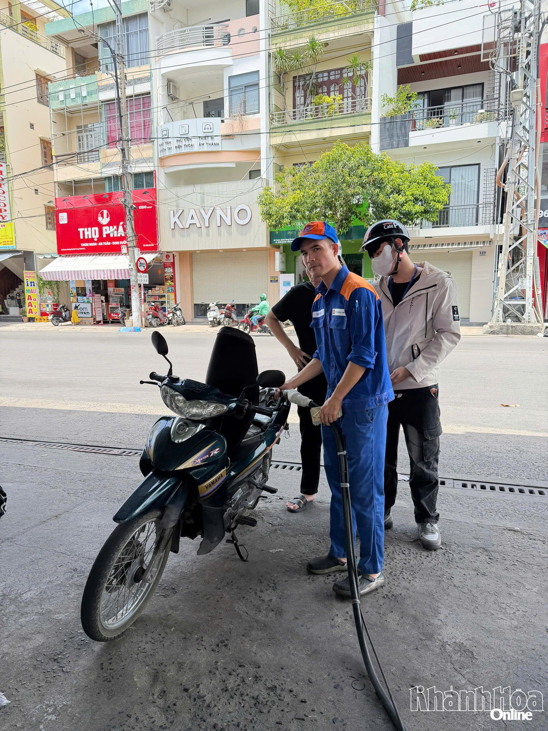 Người dân đổ xăng tại cây xăng dầu phường Tây Nha Trang.
