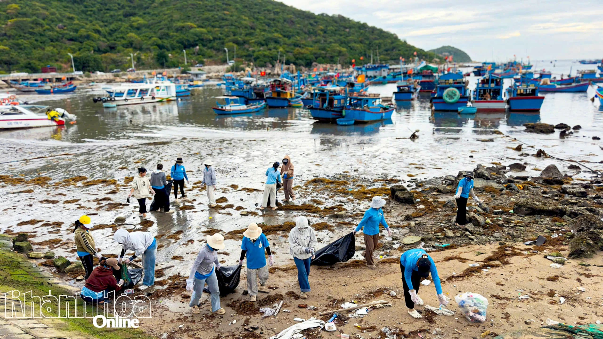Người dân tham gia mô hình 1 giờ Vĩnh Hy xanh ở xã Vĩnh Hải.