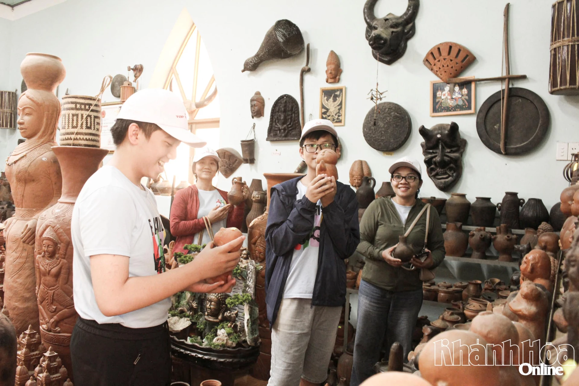 Du khách tham quan, trải nghiệm làng gốm Bàu Trúc.