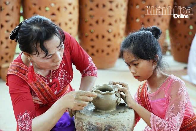 Truyền dạy nghề làm gốm cho thế hệ trẻ.