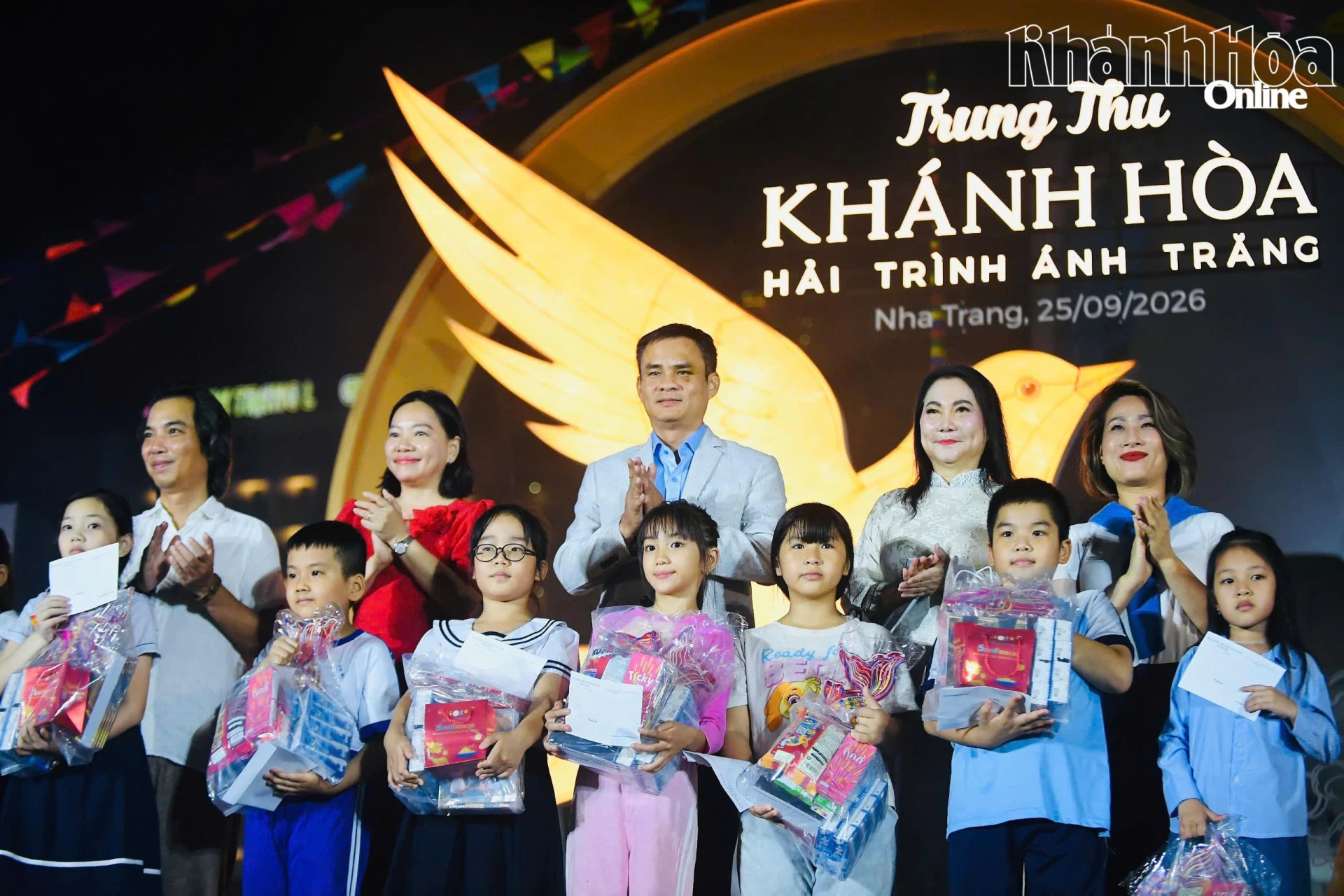 Lãnh đạo Sở Văn hóa, Thể thao và Du lịch Khánh Hòa cùng đại diện các doanh nghiệp tặng quà cho các em thiếu nhi