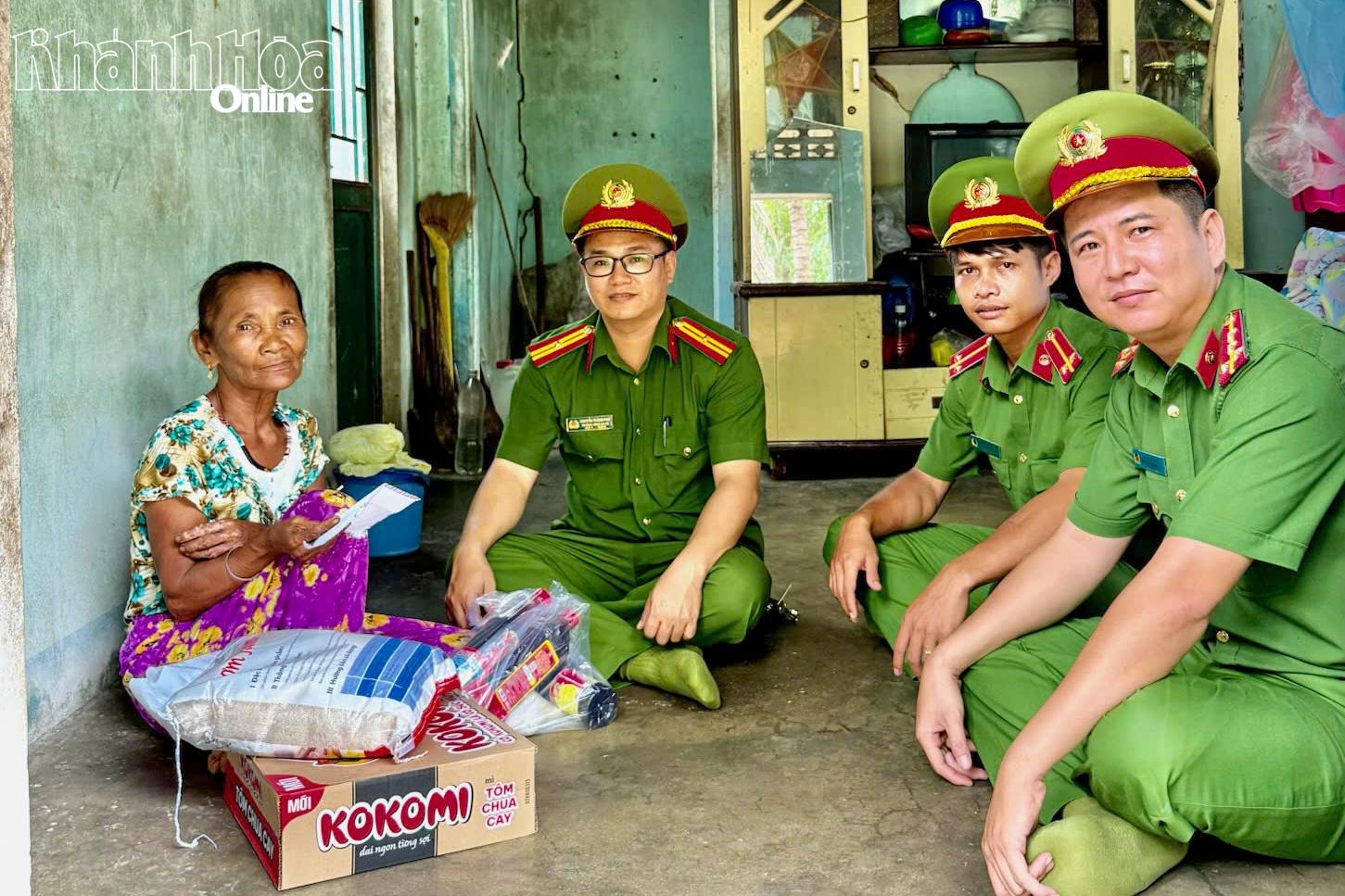 Lực lượng Công an xã tặng nhu yếu phẩm cho người dân.