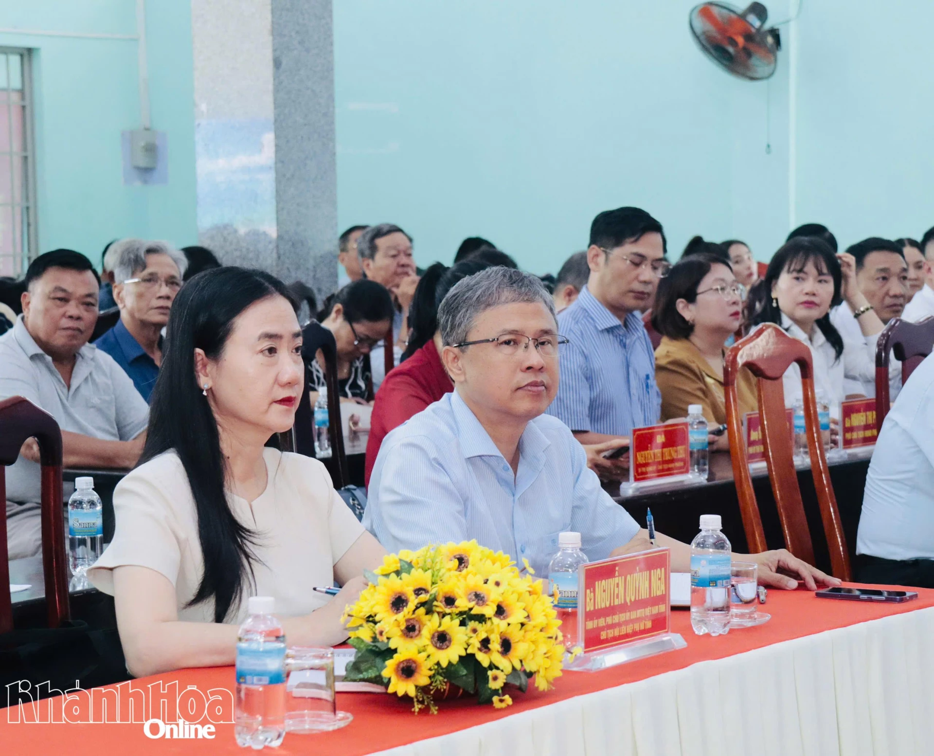 Đồng chí Trần Hòa Nam cùng các đại biểu, cử tri phường Bắc Nha Trang tham dự buổi tiếp xúc cử tri