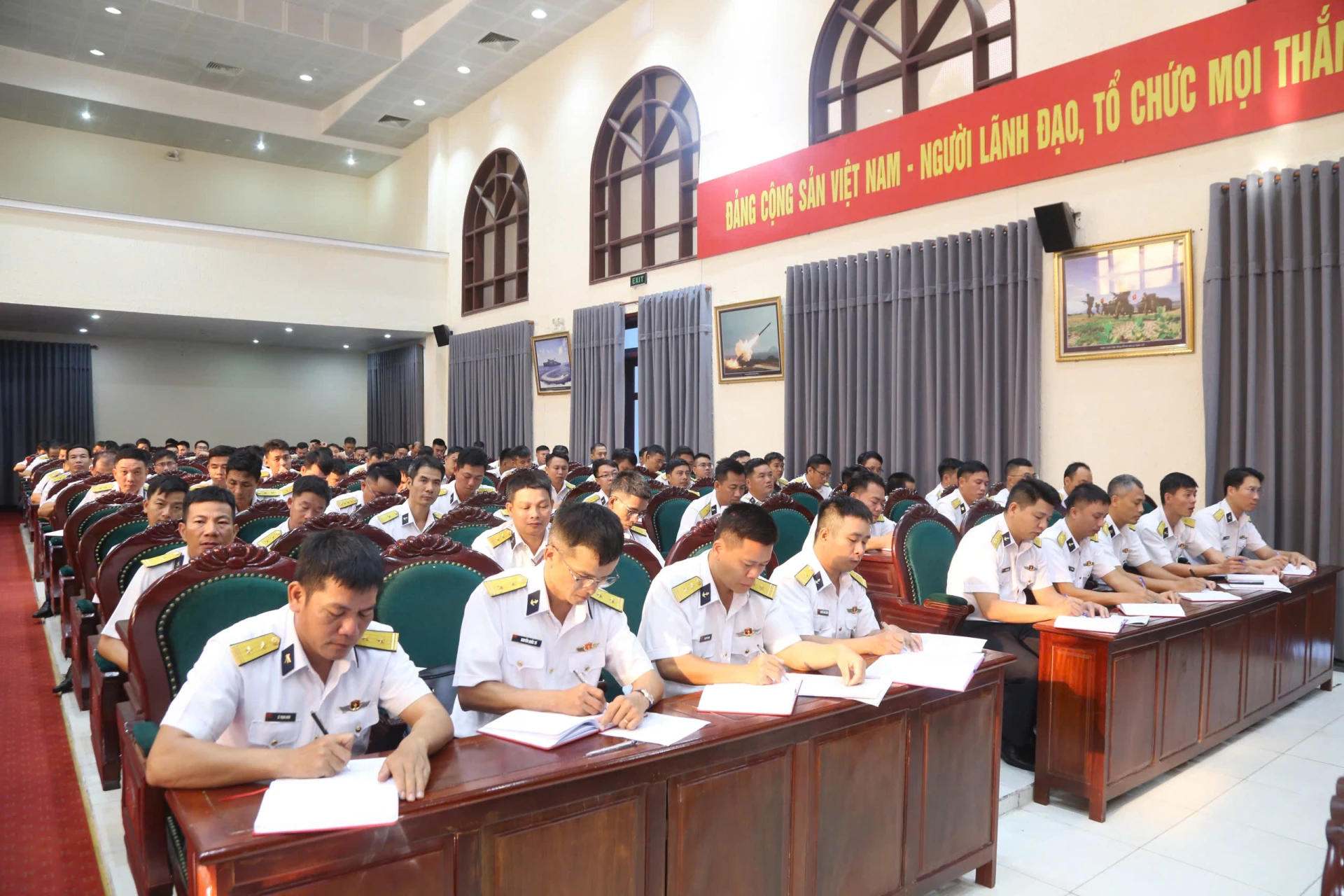 Quang cảnh hội nghị. 