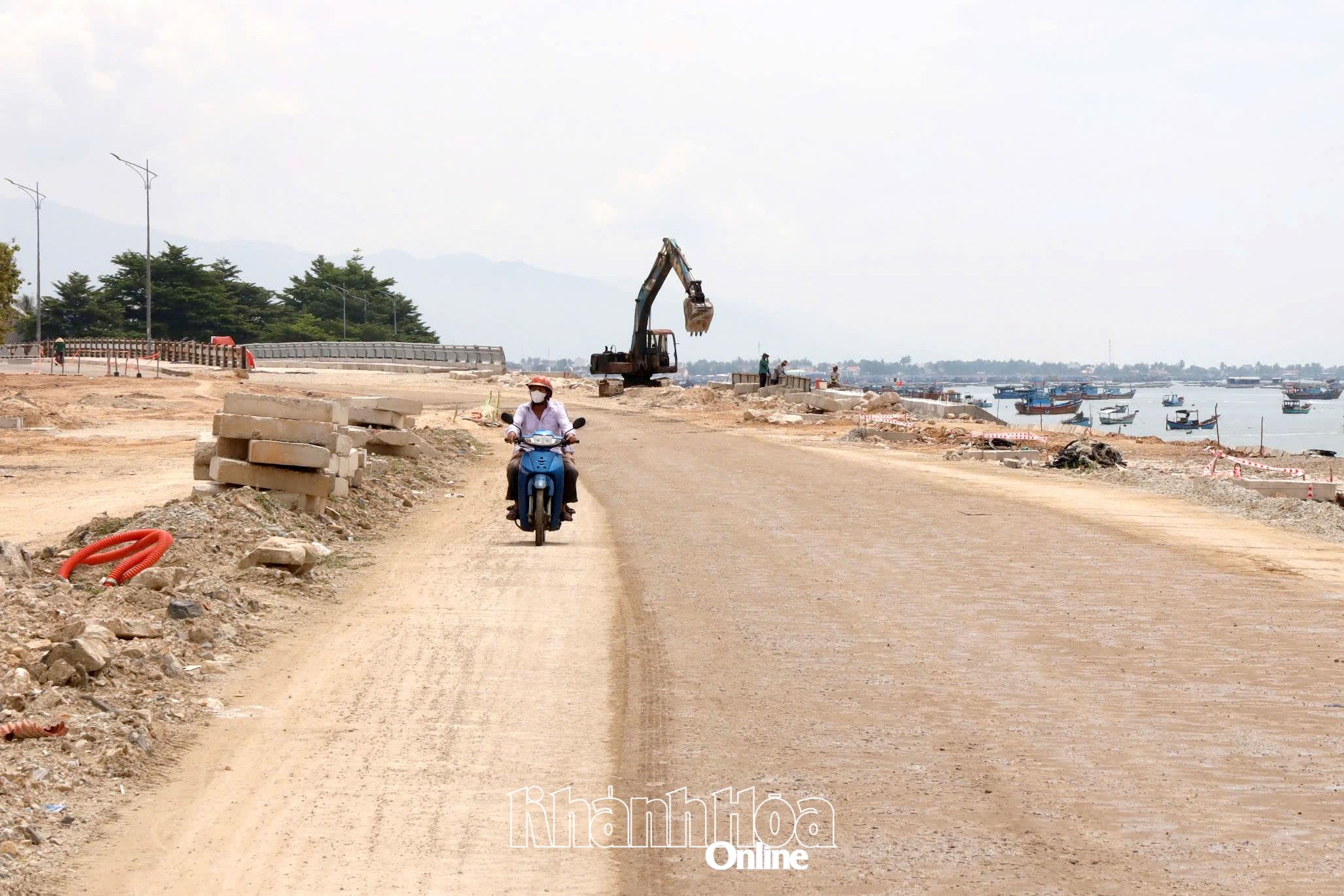 Thi công tại Dự án đường ven biển nối Vạn Ninh - Ninh Hòa.