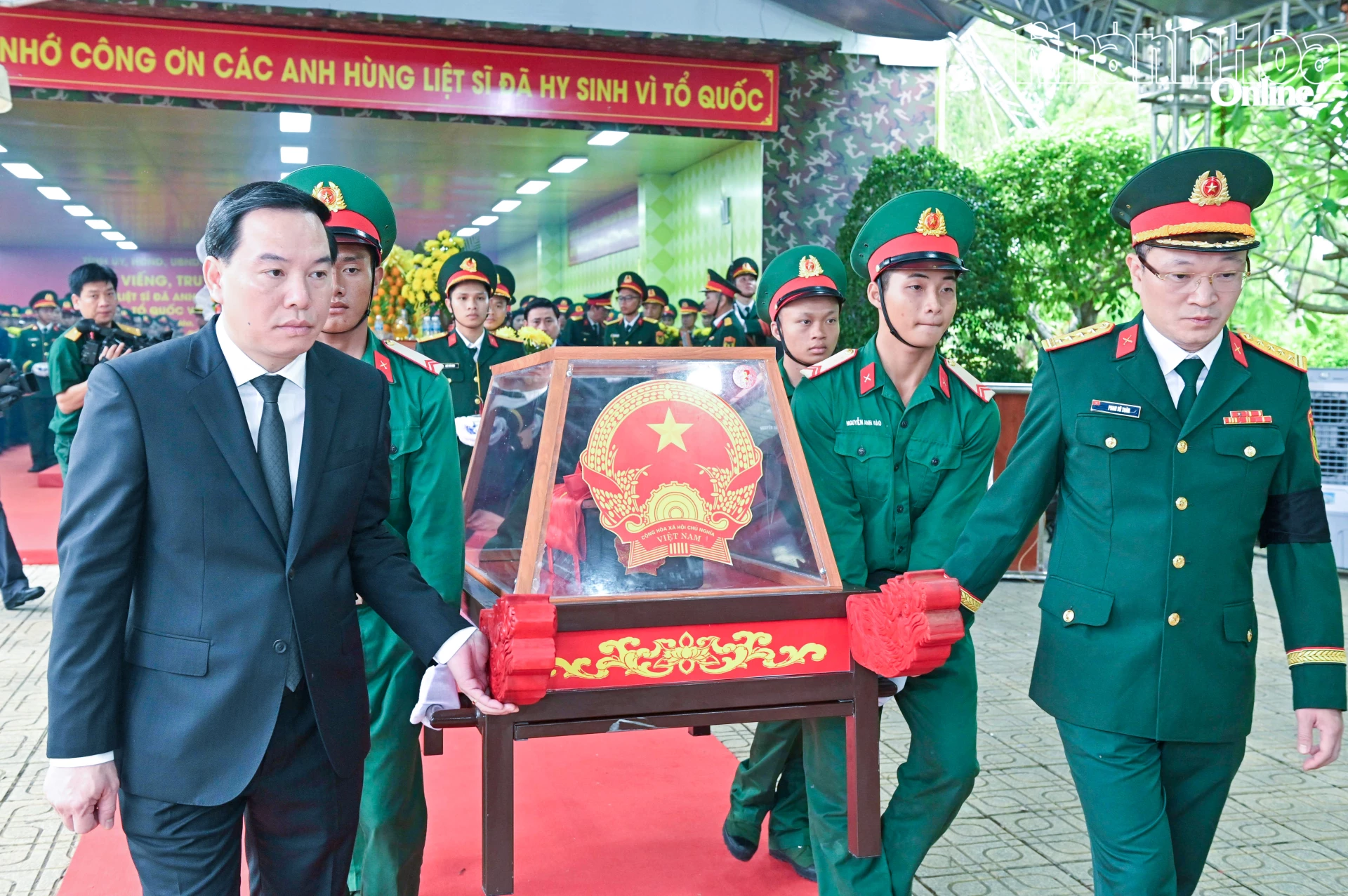 Đồng chí Hồ Xuân Trường, các đại biểu cùng đội tiêu binh di chuyển hài cốt các liệt sĩ đến ô mộ để an táng.