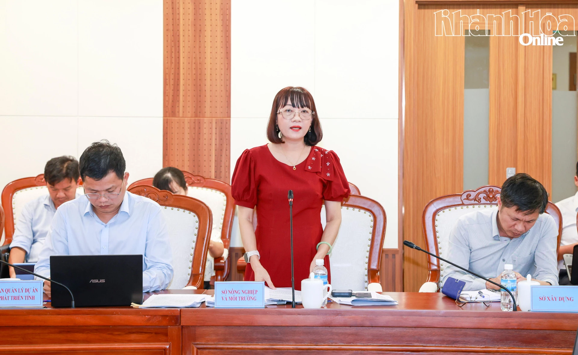 Bà Nguyễn Thị Lan giải trình các nội dung liên quan đến môi trường.