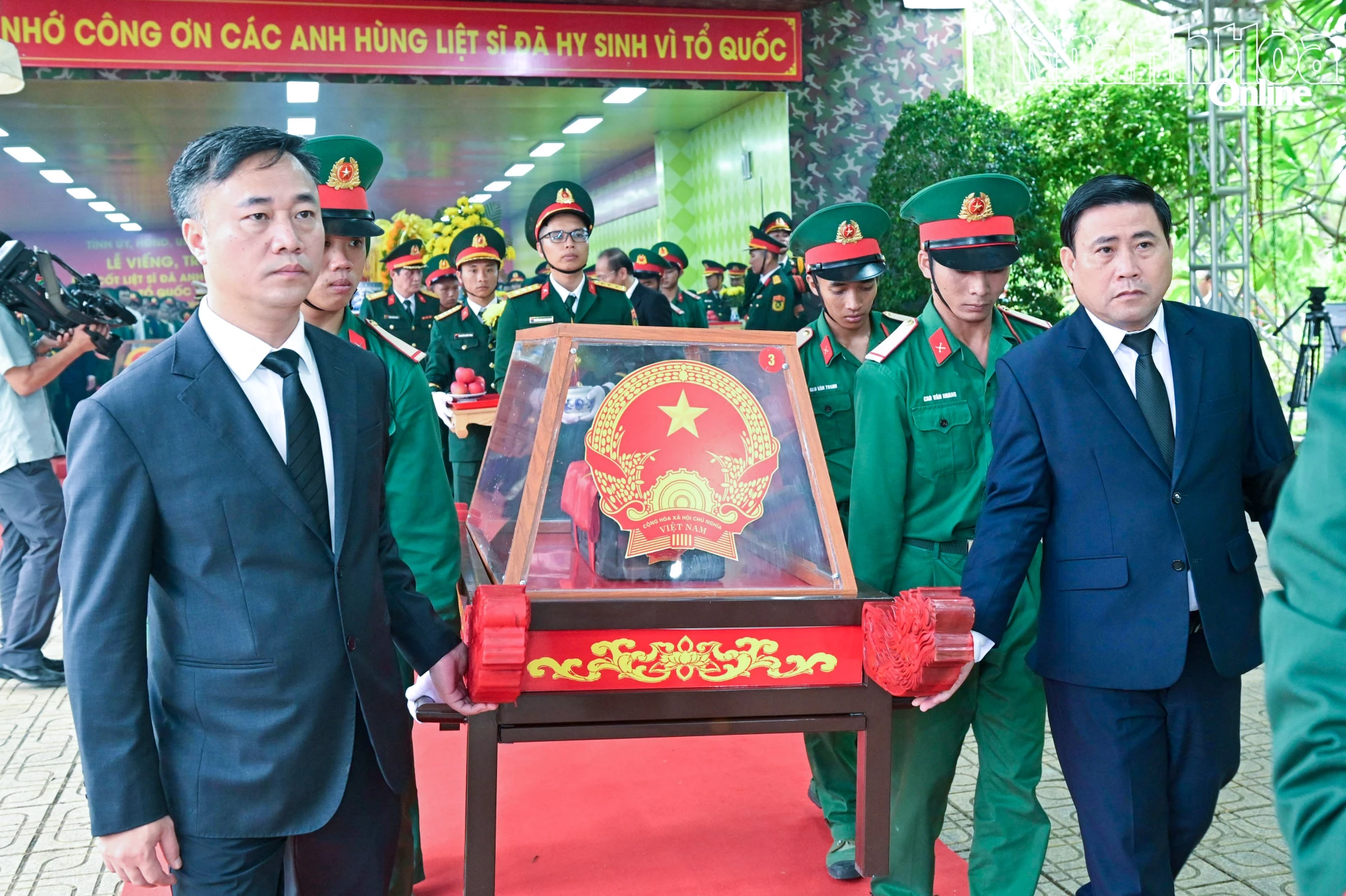 Đồng chí Lâm Đông, đồng chí Nguyễn Việt Hùng, các đại biểu cùng đội tiêu binh di chuyển hài cốt các liệt sĩ đến ô mộ để an táng.