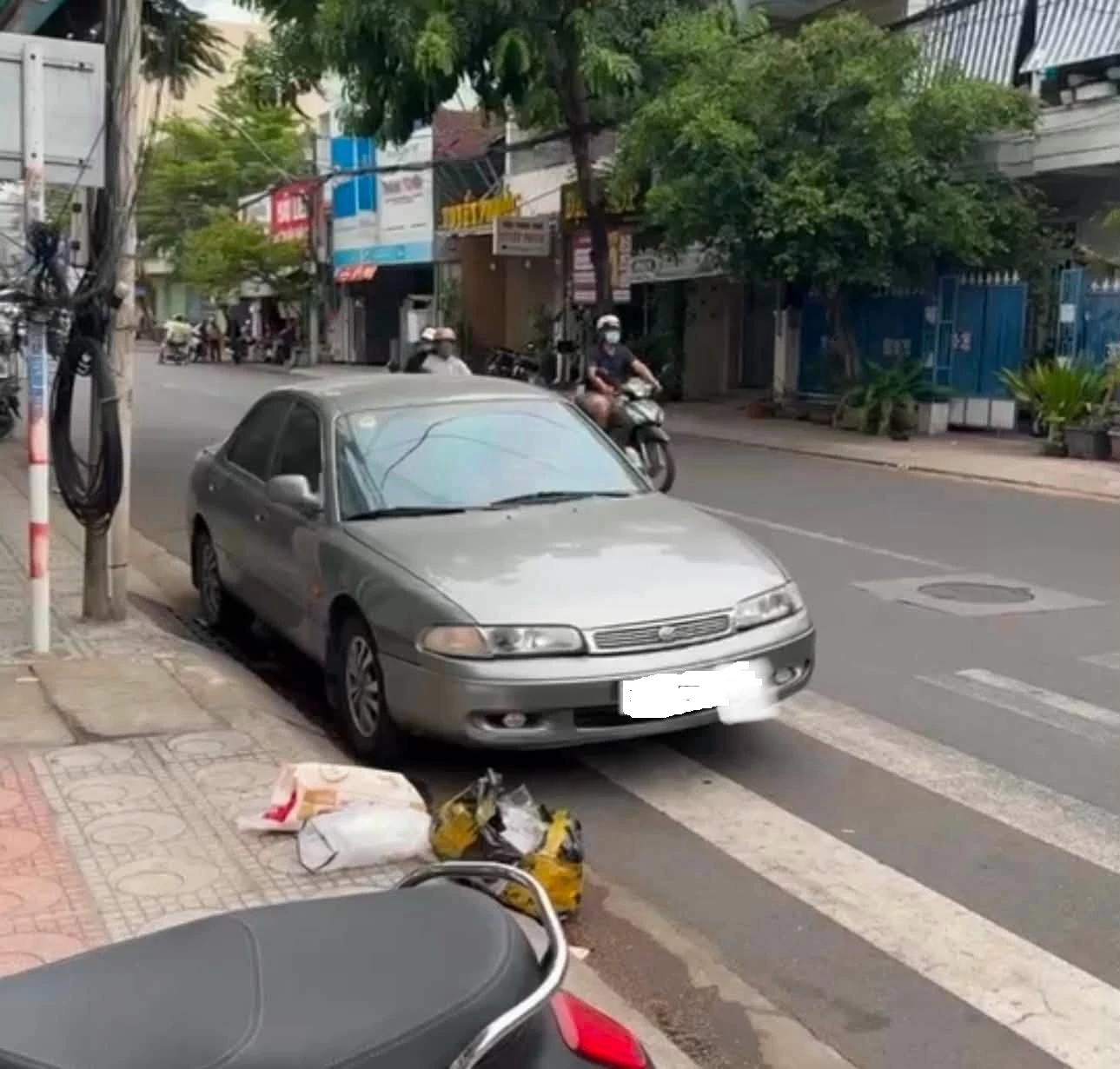 Xe ô tô đỗ sai quy định.
