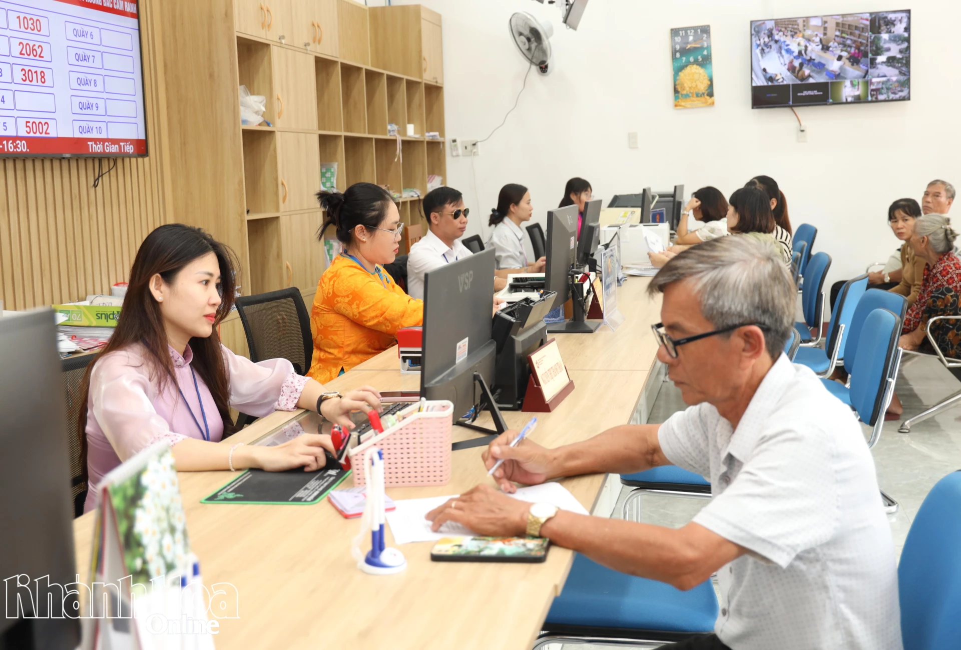 Người dân làm thủ tục hành chính tại Trung tâm Phục vụ hành chính công phường Bắc Cam Ranh.