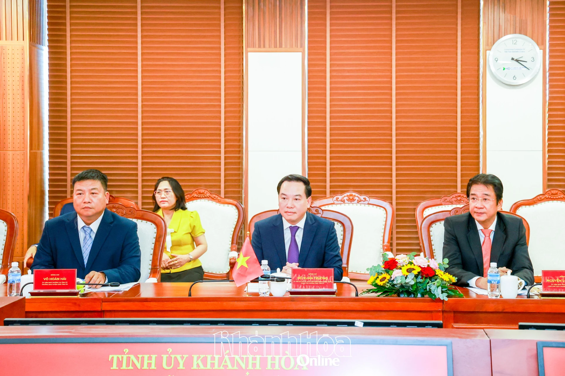 Phó Bí thư Thường trực Tỉnh ủy Hồ Xuân Trường cùng các đồng chí: Võ Hoàn Hải, Nguyễn Long Biên và các đại biểu tiếp, làm việc với đoàn.
