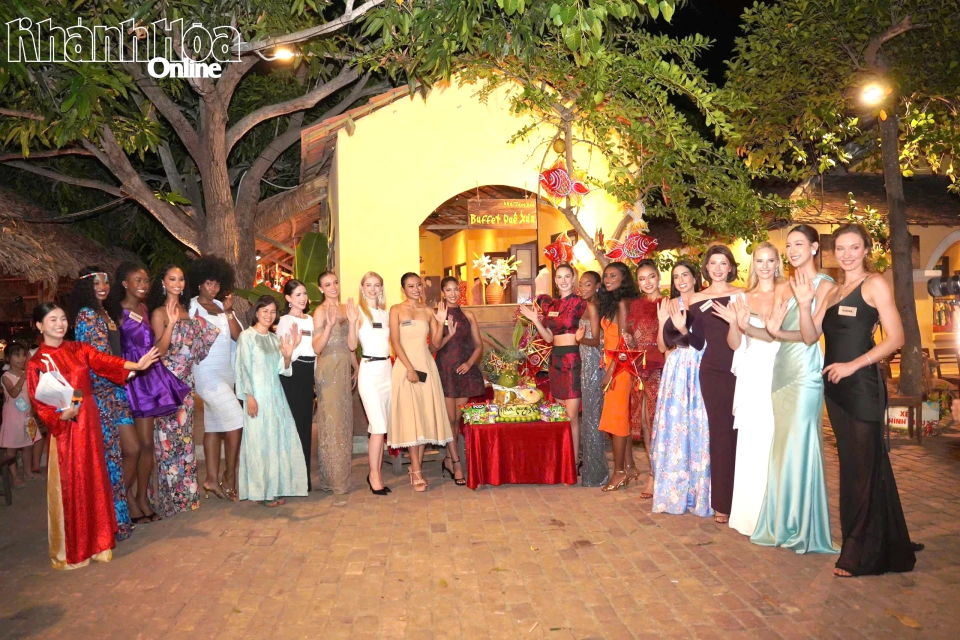 Thí sinh Miss World 2026 đến thưởng thức buffet quê xưa ở Làng nghề Nha Trang Xưa. Ảnh: XUÂN THÀNH