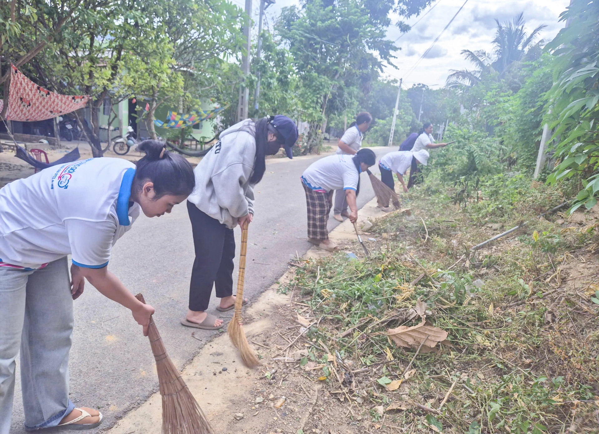 Phụ nữ xã Nam Khánh Vĩnh dọn dẹp vệ sinh môi trường.