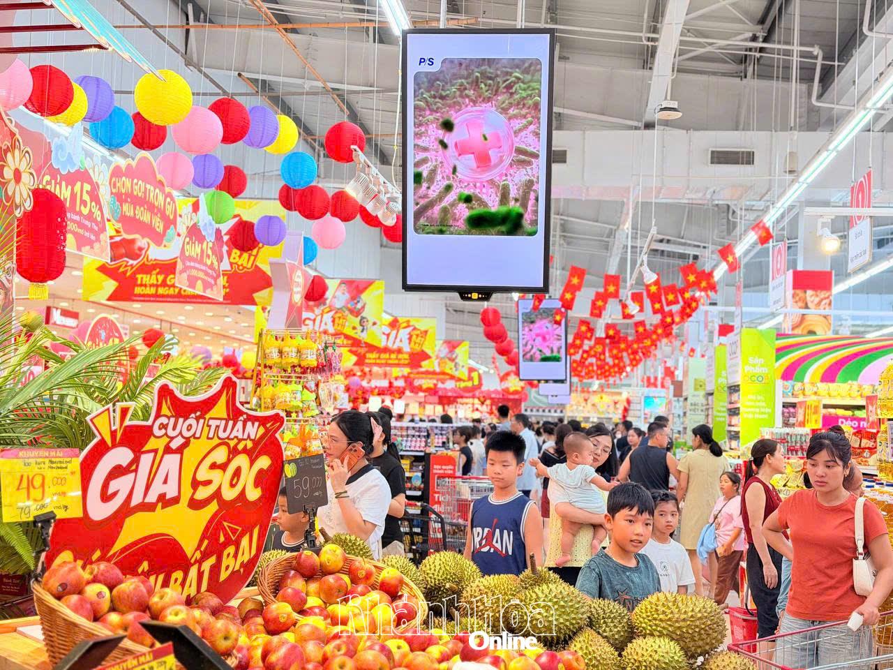 Khách hàng mua sắm tại siêu thị GO! (phường Tây Nha Trang).