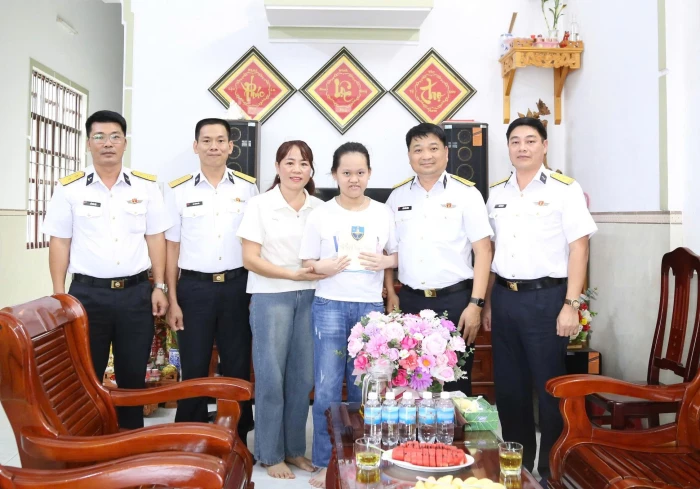 Vùng 4 Hải quân tặng quà con quân nhân nhân dịp khai giảng năm học mới