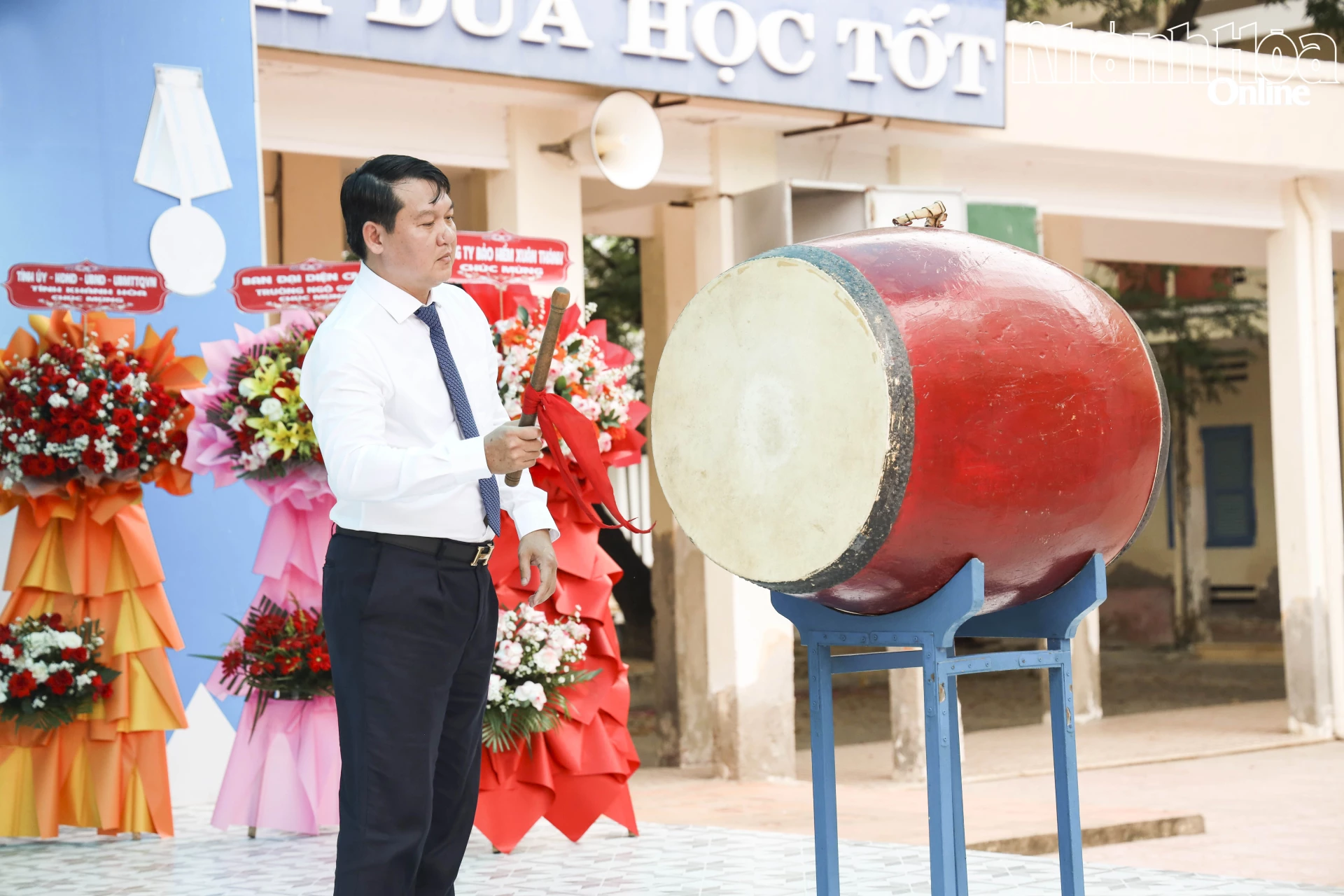 Đồng chí Lương Đức Hải đánh trống khai giảng tại Trường THPT Ngô Gia Tự.