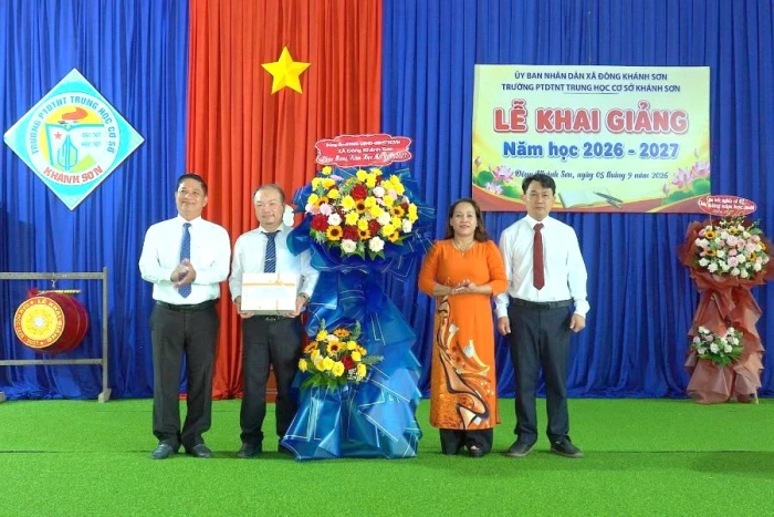 Trường Phổ thông Dân tộc nội trú THCS Khánh Sơn khai giảng năm học mới