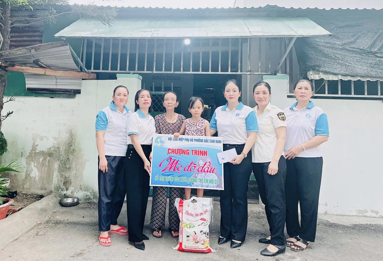Hội Liên hiệp Phụ nữ phường trao kinh phí hỗ trợ cho trẻ em mồ côi được nhận đỡ đầu.
