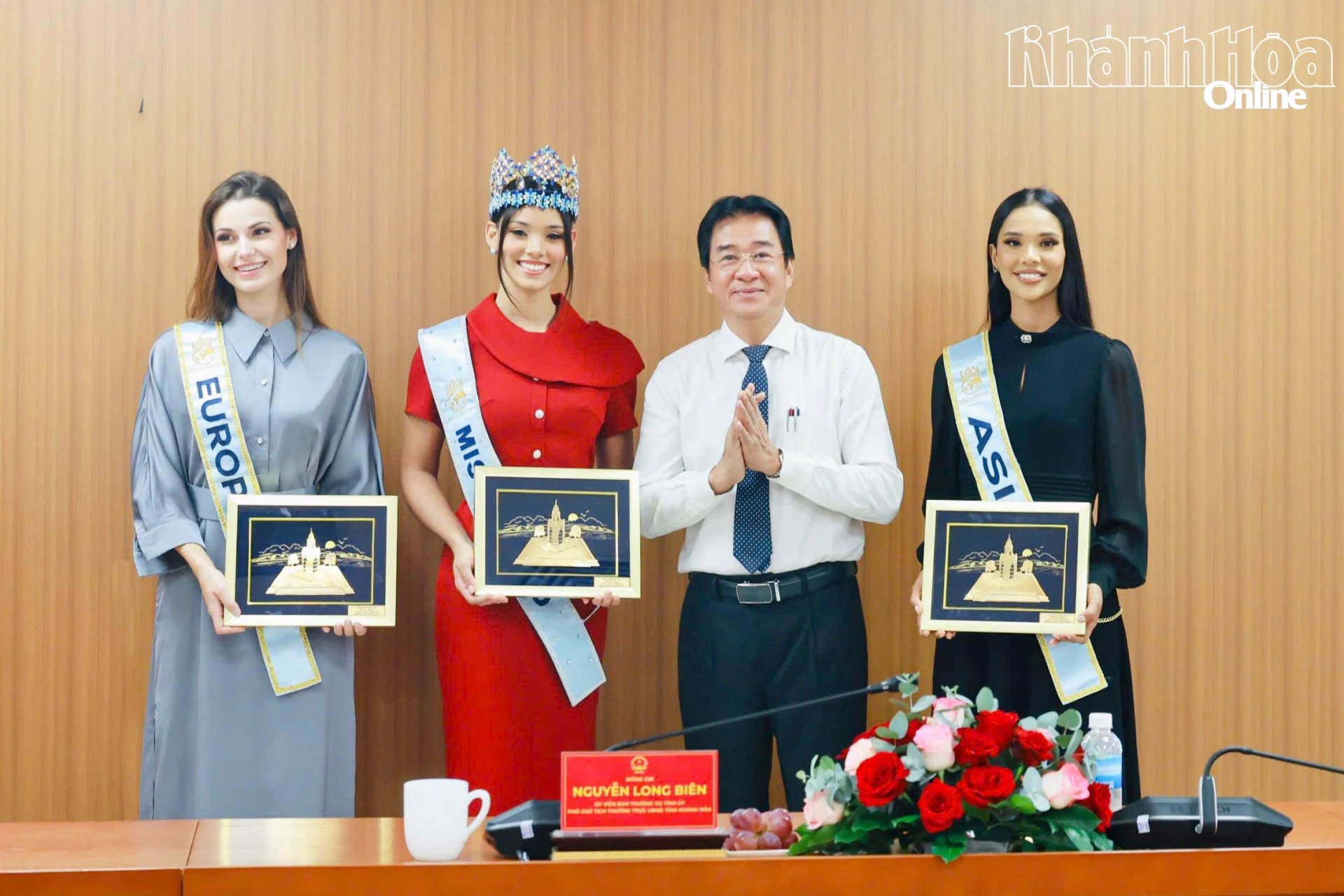 Đồng chí Nguyễn Long Biên tặng quà Hoa hậu Joheirry Mola Dominguez và hai Á hậu của Miss World 2026.