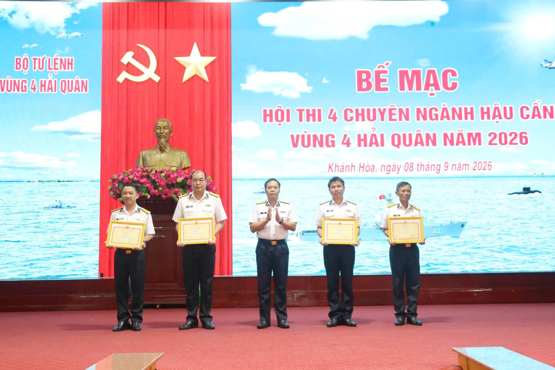 Đại tá Đỗ Minh trao giấy khen cho các đơn vị đoạt giải.