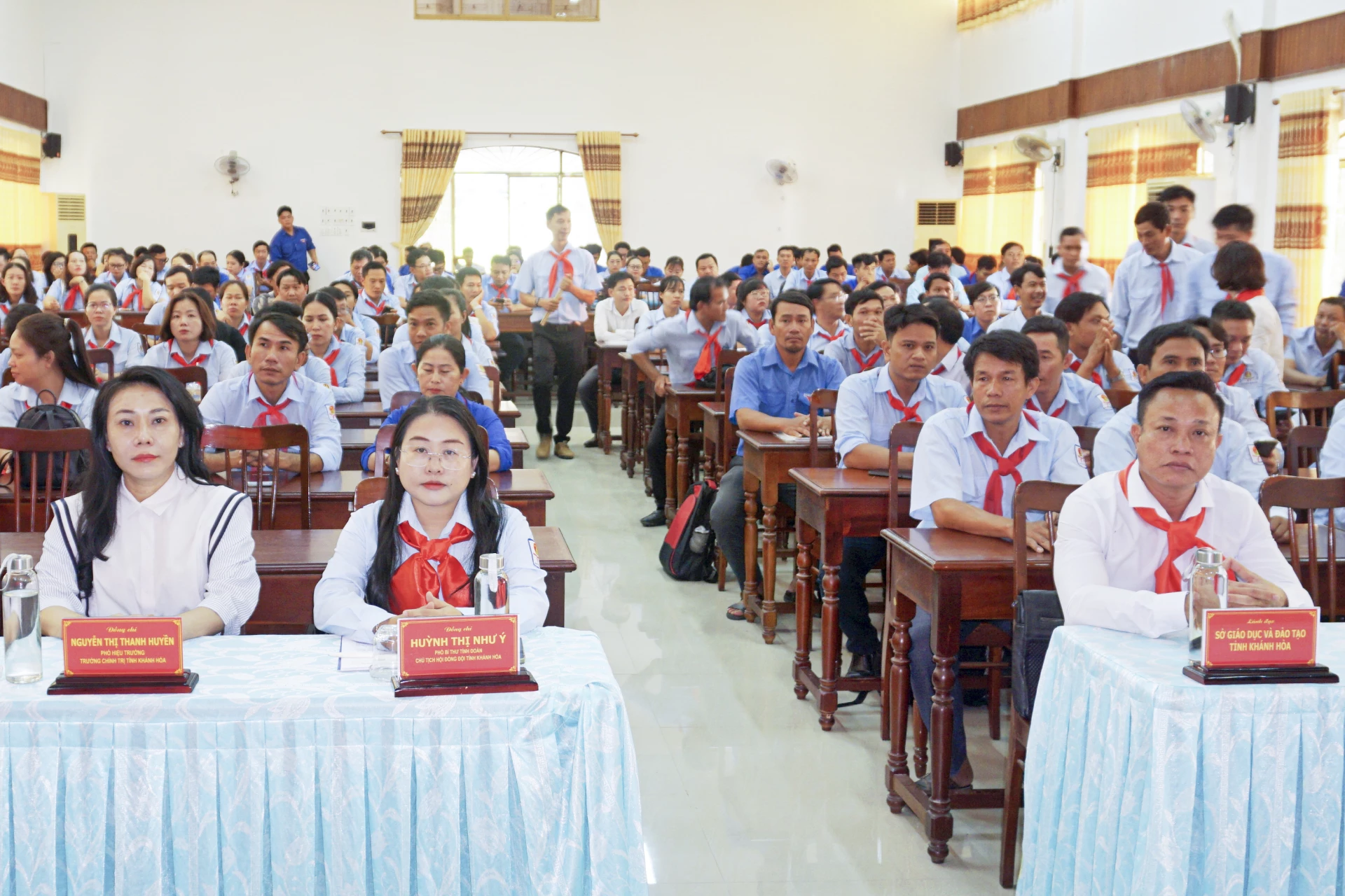 Các đại biểu và học viên dự lễ khai giảng lớp bồi dưỡng.