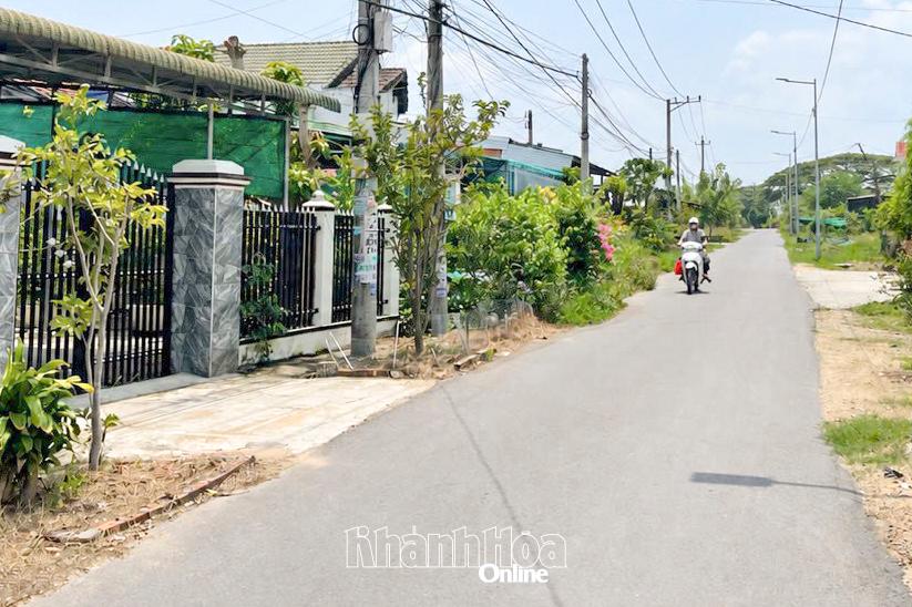 Tuyến đường liên xã tại thôn Tân Lập, xã Tây Ninh Hòa vừa được đầu tư nâng cấp, mở rộng.