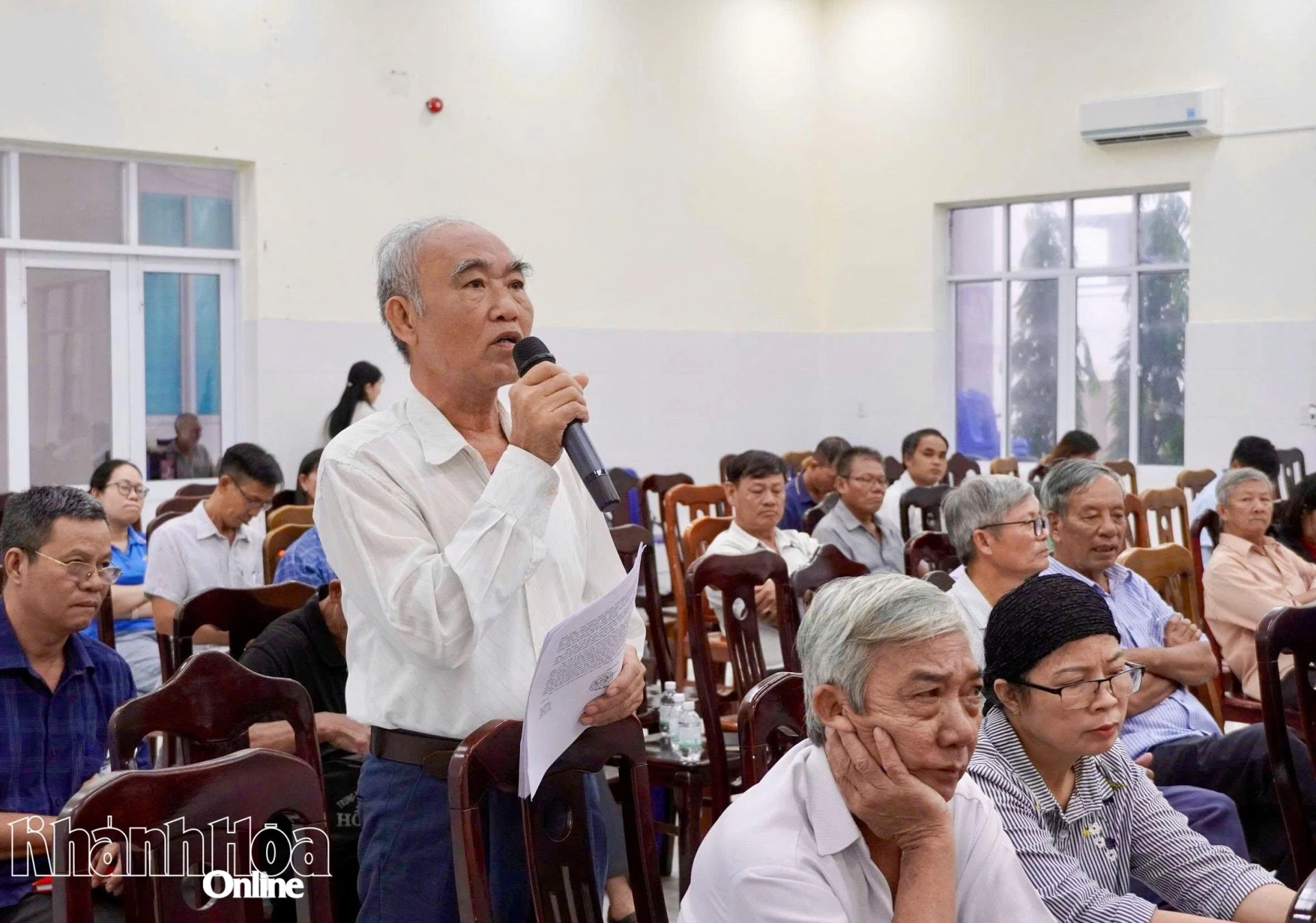 Một cử tri phát biểu ý kiến.