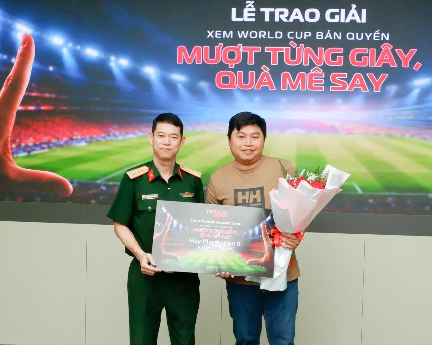 Đại diện Viettel Khánh Hoà trao thưởng cho khách hàng trúng giải trong chương trình “Xem World Cup trên TV360 - Mượt từng giây, Quà mê say”.