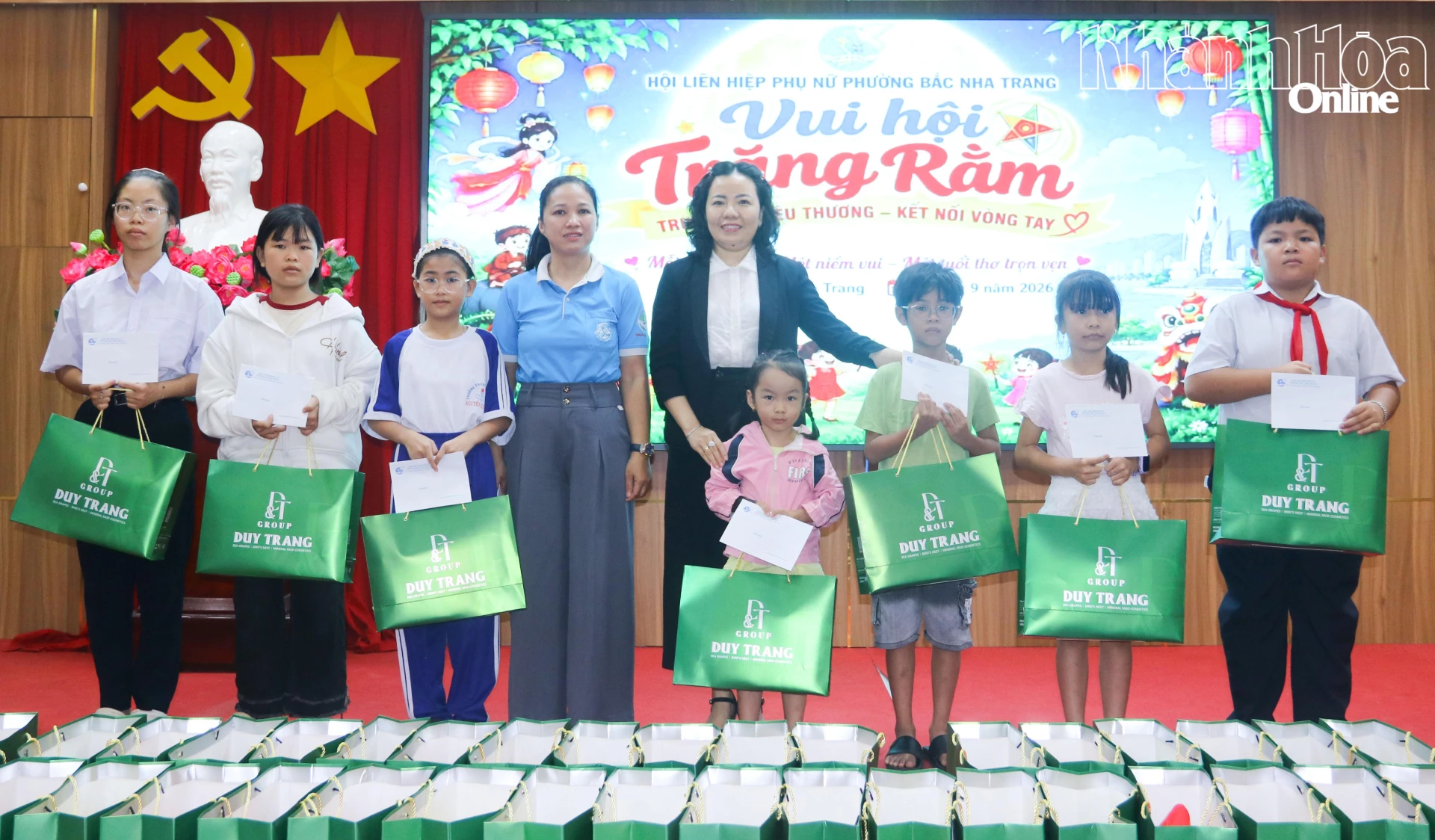 Lãnh đạo Hội Liên hiệp Phụ nữ phường và đại diện mạnh thường quân trao quà cho các em nhỏ.