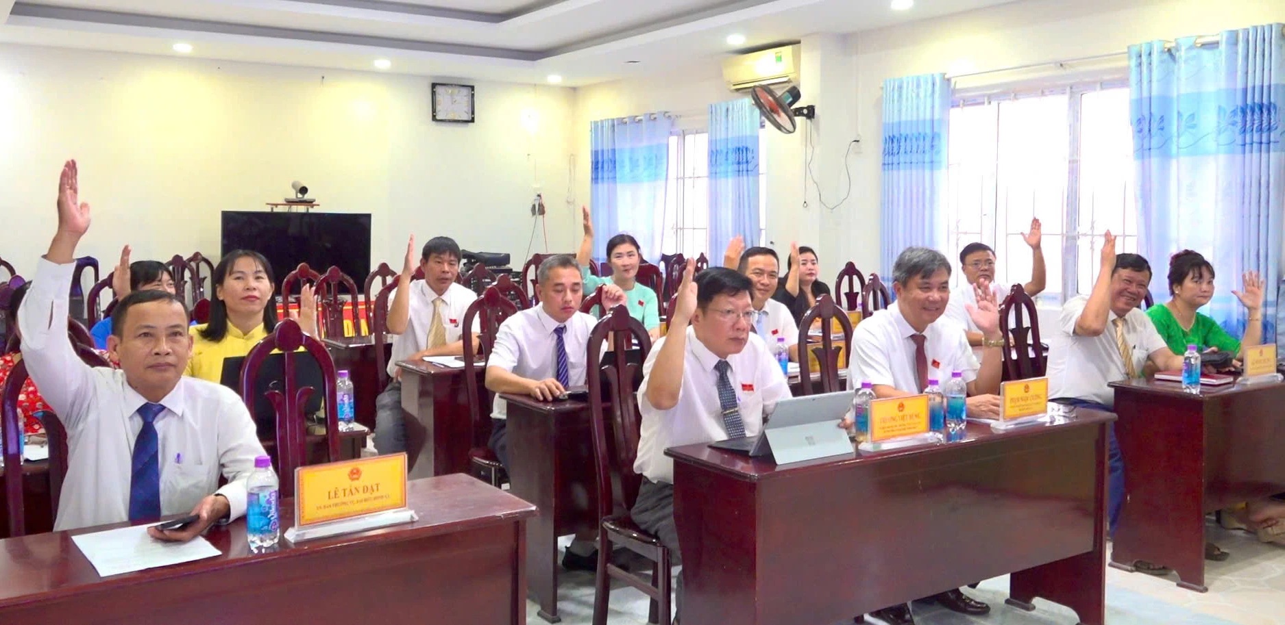 Các đại biểu biểu quyết thông qua các nghị quyết tại kỳ họp. Ảnh: PHÙNG QUỲNH.