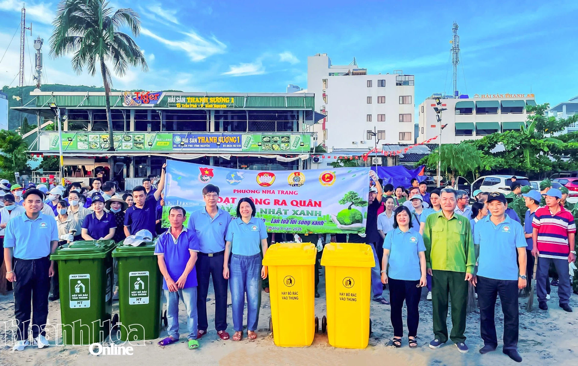Ủy ban MTTQ Việt Nam phường và Nhà hàng Thanh Sương trao tặng thùng rác  cho đại diện Tổ dân phố Tây Hải.