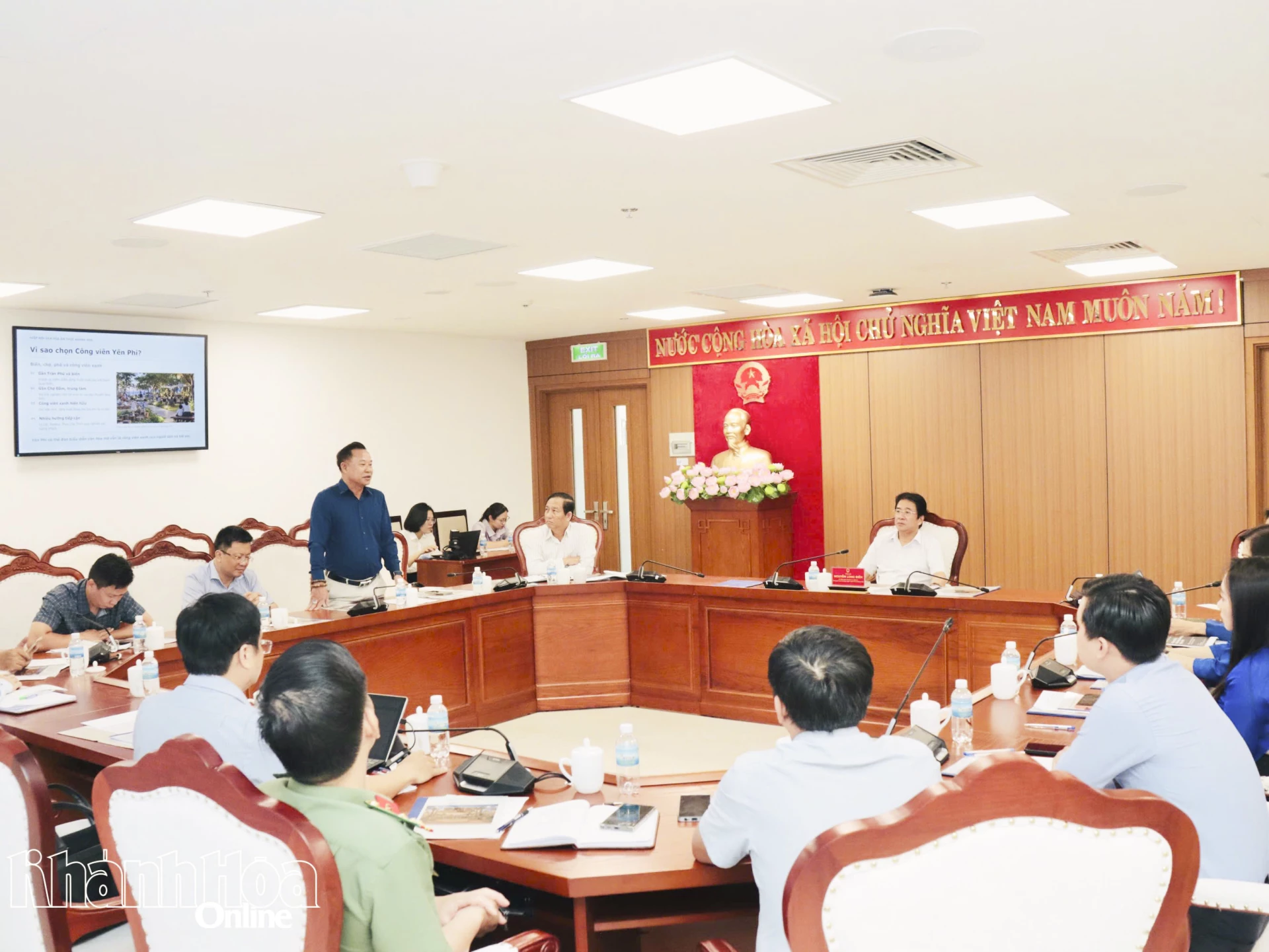 Quang cảnh cuộc họp.