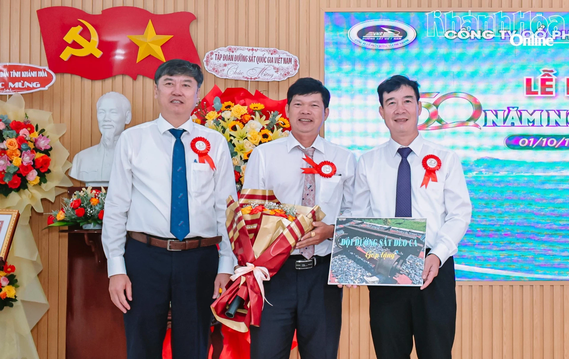 Nguyên lãnh đạo Công ty Cổ phần Đường sắt Phú Khánh tặng tư liệu, hiện vật mang giá trị truyền thống cho công ty.