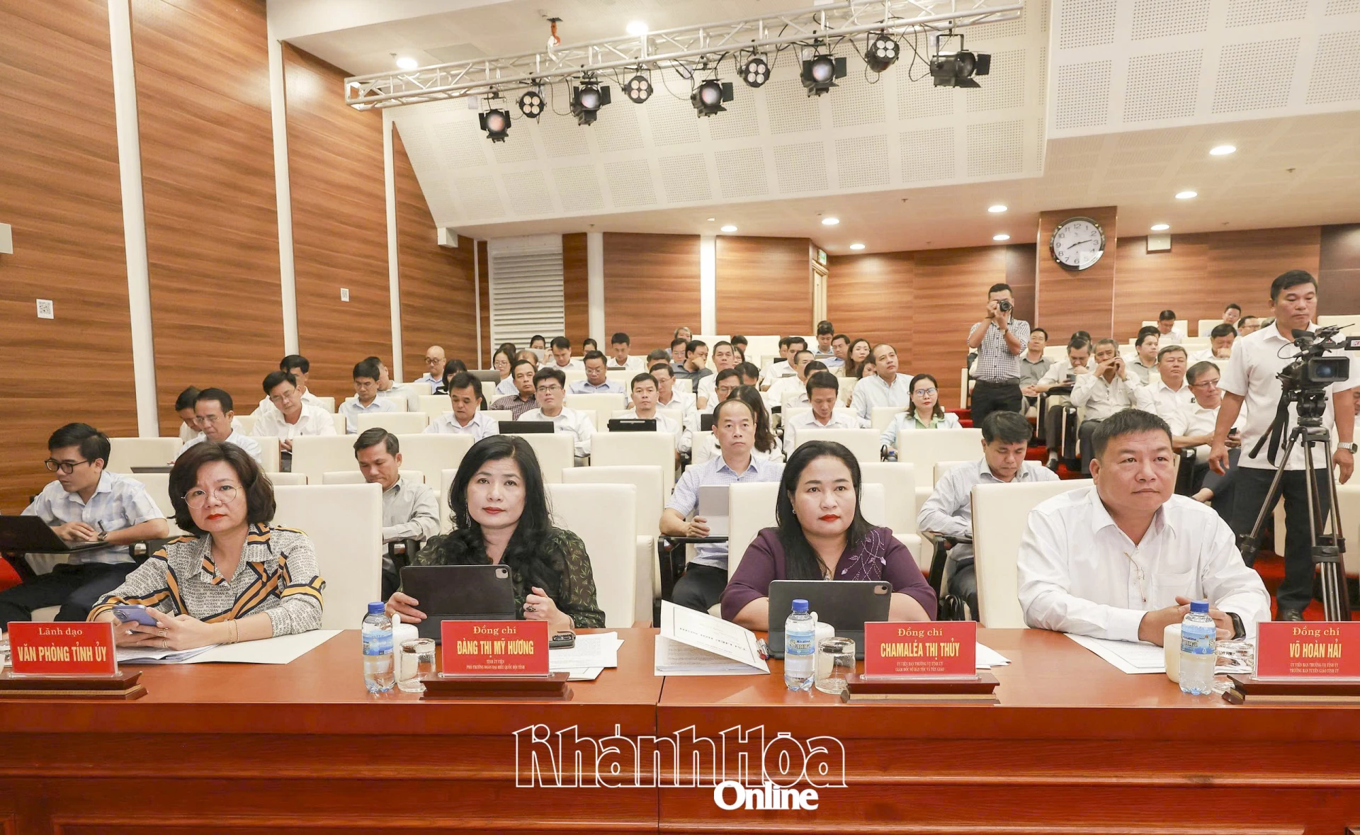 Các đồng chí Ủy viên Ban Thường vụ Tỉnh ủy, Ủy viên Ban Chấp hành Đảng bộ tỉnh và các đại biểu tham dự hội nghị.