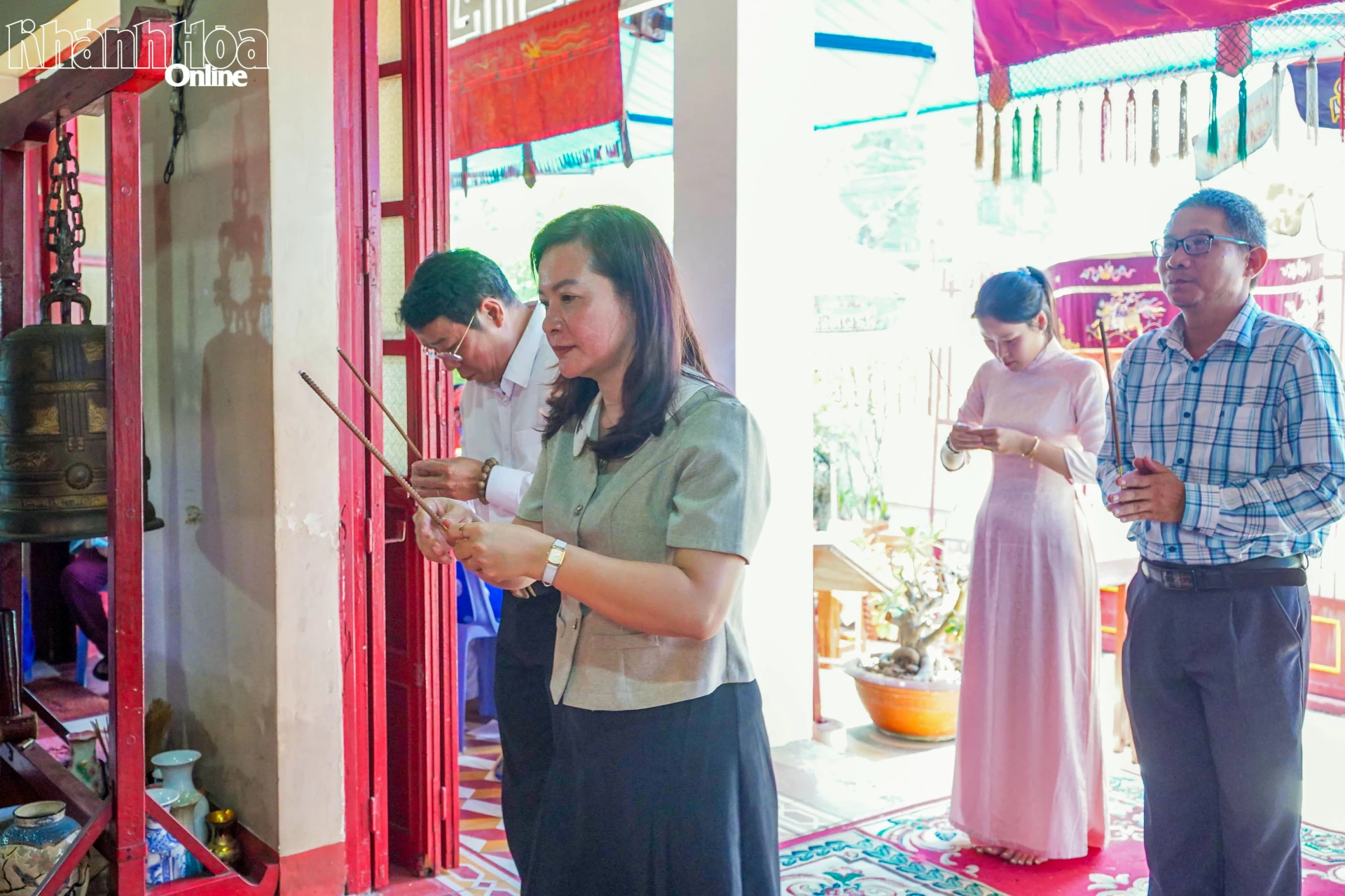 Lãnh đạo Sở Văn hóa, Thể thao và Du lịch dâng hương tưởng niệm Đức Hưng Đạo Đại Vương.