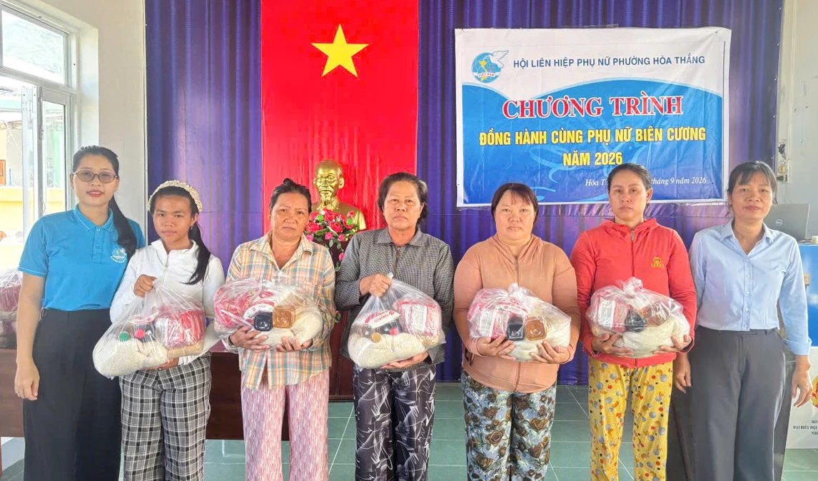 Lãnh đạo Hội Liên hiệp Phụ nữ phường Hòa Thắng trao quà cho phụ nữ có hoàn cảnh khó khăn.