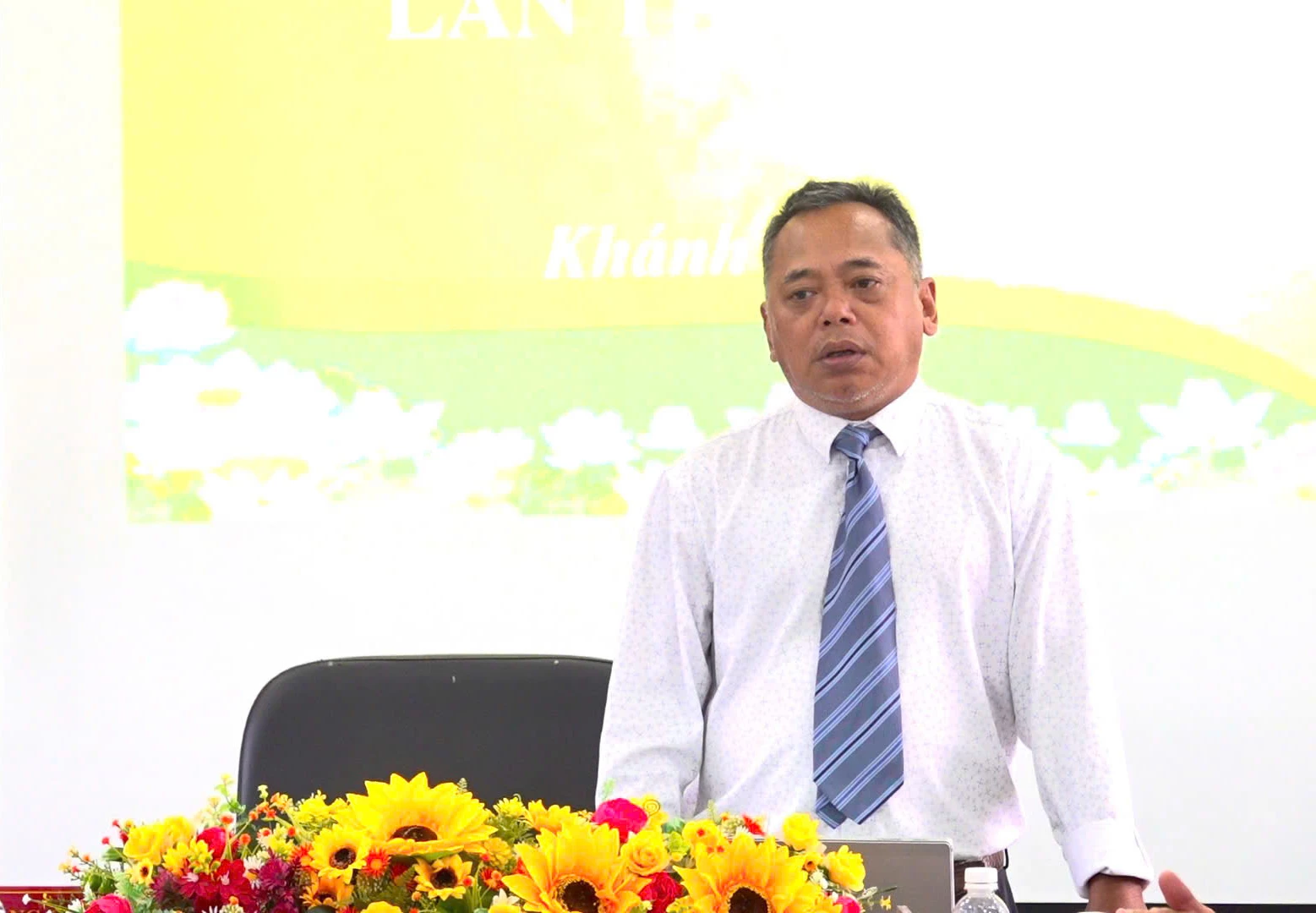 Ông Mấu Văn Phi - Bí thư Đảng ủy, Chủ tịch HĐND xã phát biểu tại hội nghị. Ảnh: PHÙNG QUỲNH.
