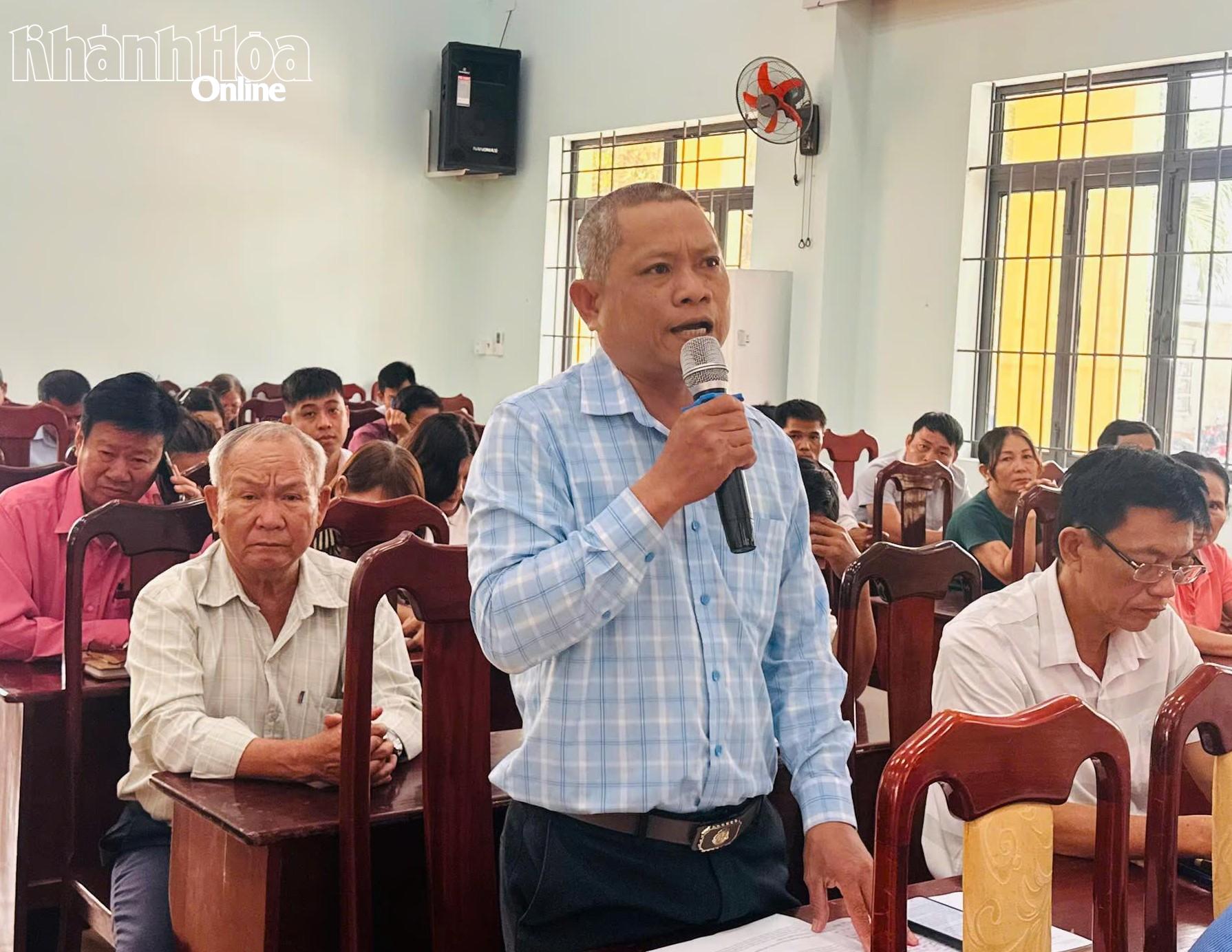 Cử tri xã Tân Định nêu ý kiến tại buổi tiếp xúc.