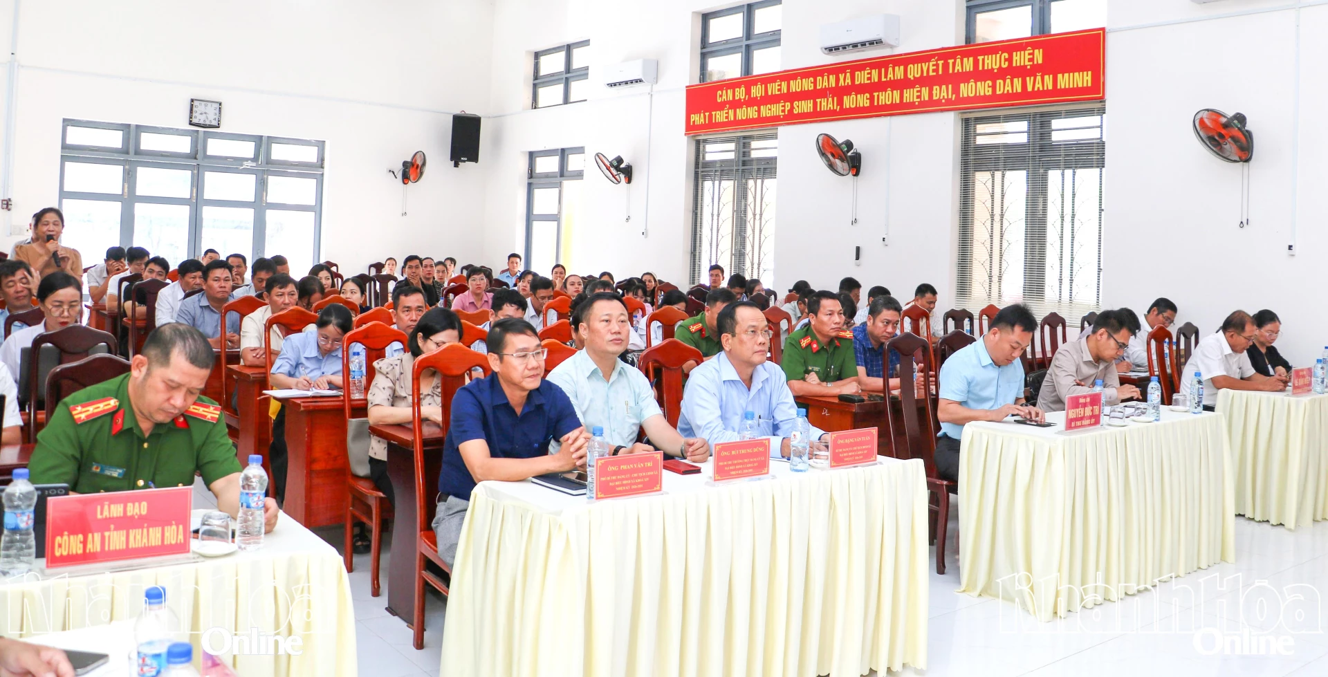 Lãnh đạo một số sở, ngành, địa phương và cử tri tham dự buổi tiếp xúc.

