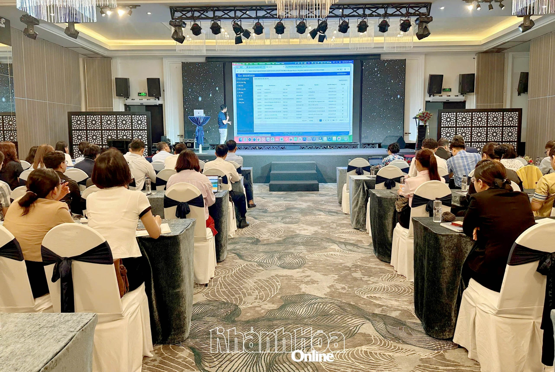 Quanh cảnh hội nghị.
