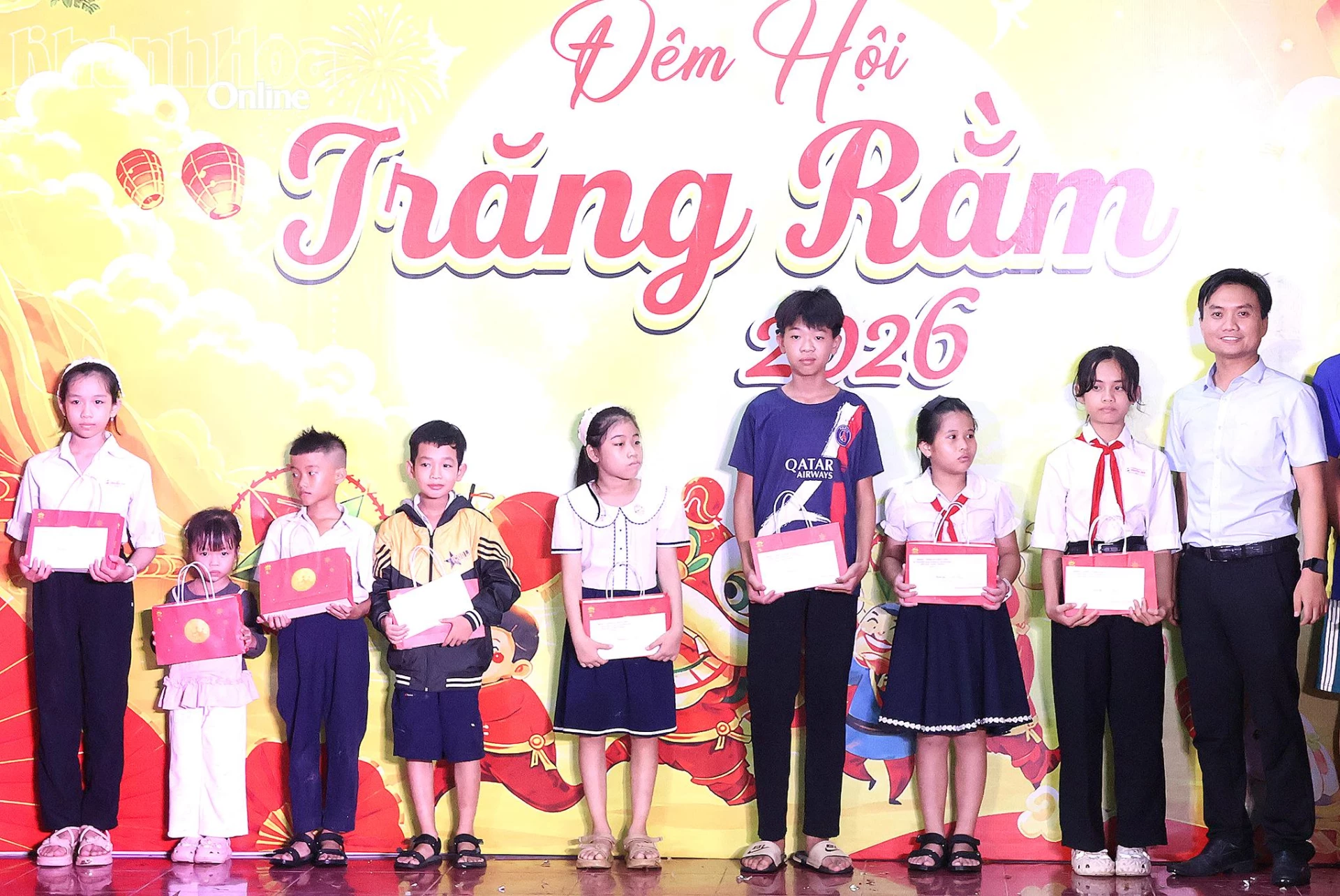 Lãnh đạo UBND xã trao quà cho trẻ em.