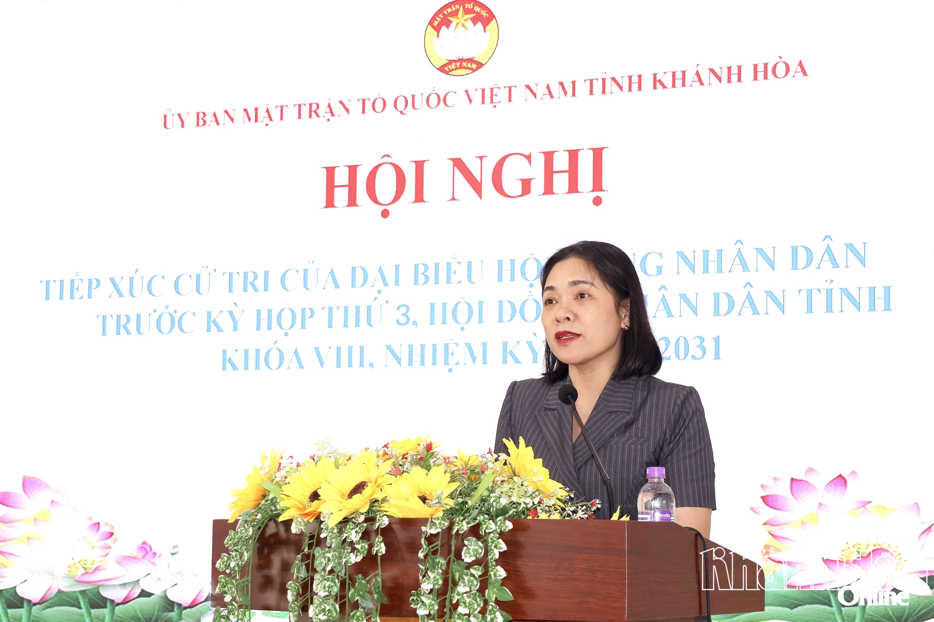 Đồng chí Trần Thu Mai thông tin các nội dung đến cử tri.