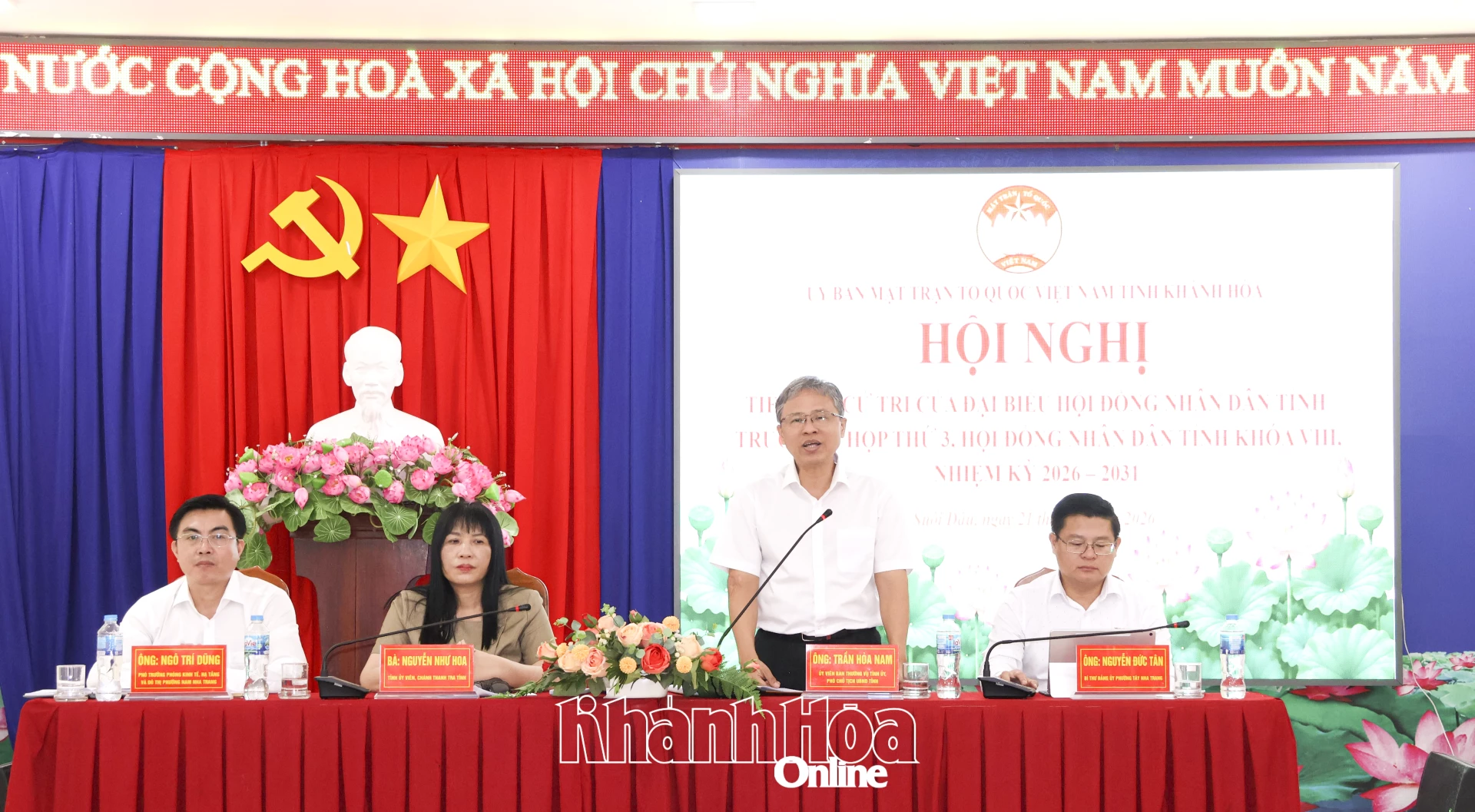 Phó Chủ tịch UBND tỉnh Trần Hòa Nam phát biểu tại buổi tiếp xúc cử tri tại xã Suối Dầu.