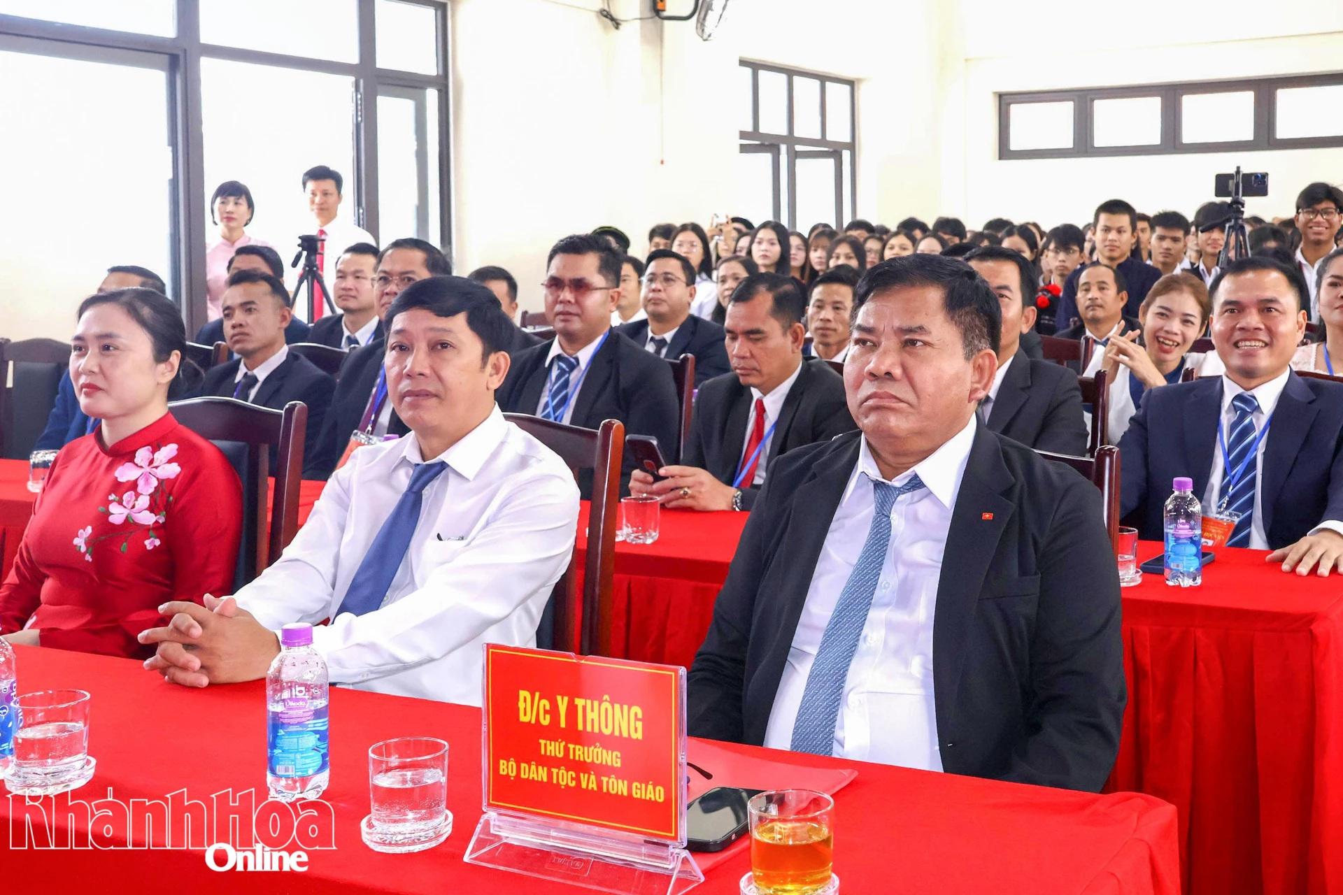Thứ trưởng Bộ Dân tộc và Tôn giáo Y Thông và các đại biểu tại lễ khai giảng.
