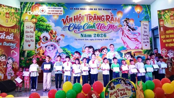 Hội Chữ thập đỏ tỉnh tặng 400 suất quà Trung thu, trao học bổng cho trẻ em có hoàn cảnh khó khăn