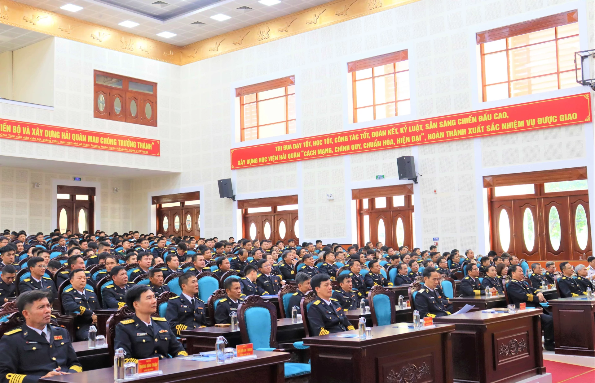Các đại biểu tham dự Lễ khai giảng.