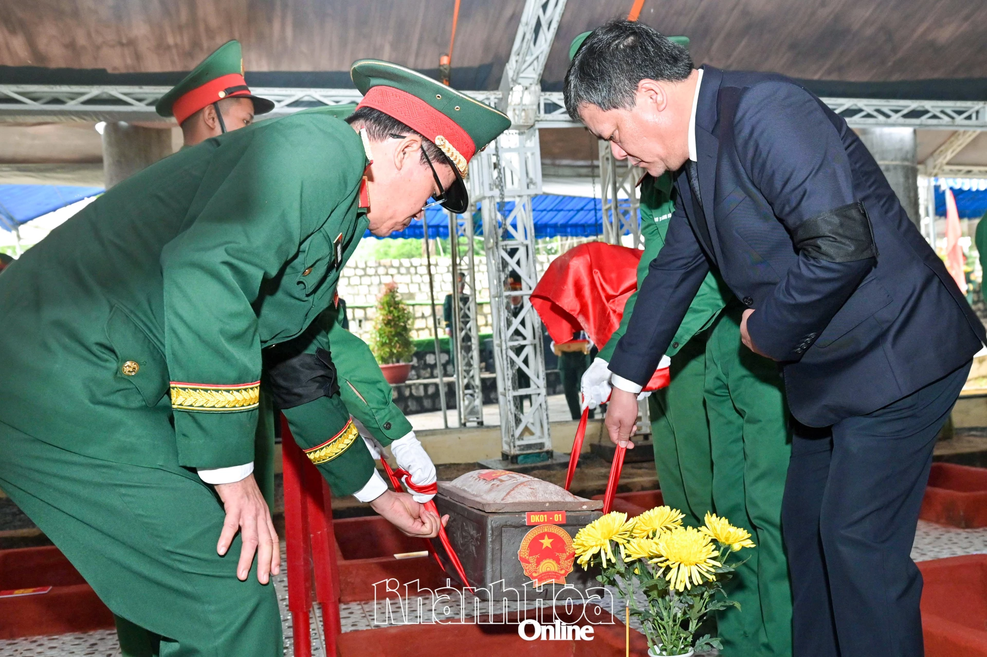 Đồng chí Trần Phong, các đại biểu cùng đội tiêu binh tiến hành nghi thức hạ huyệt an táng các hài cốt liệt sĩ.